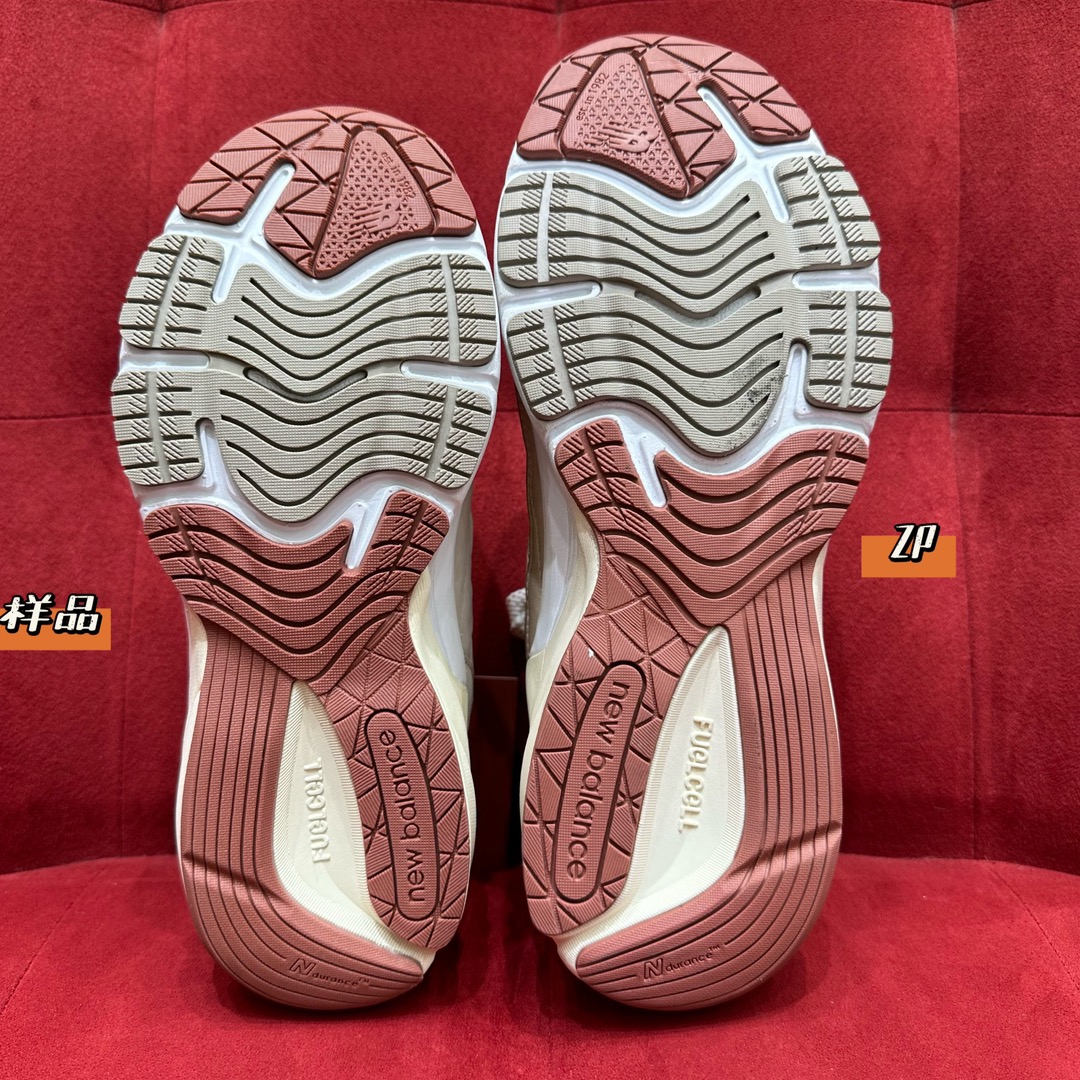 뉴발란스 x 로로피아나 990v6 스니커즈 비교 사진 2