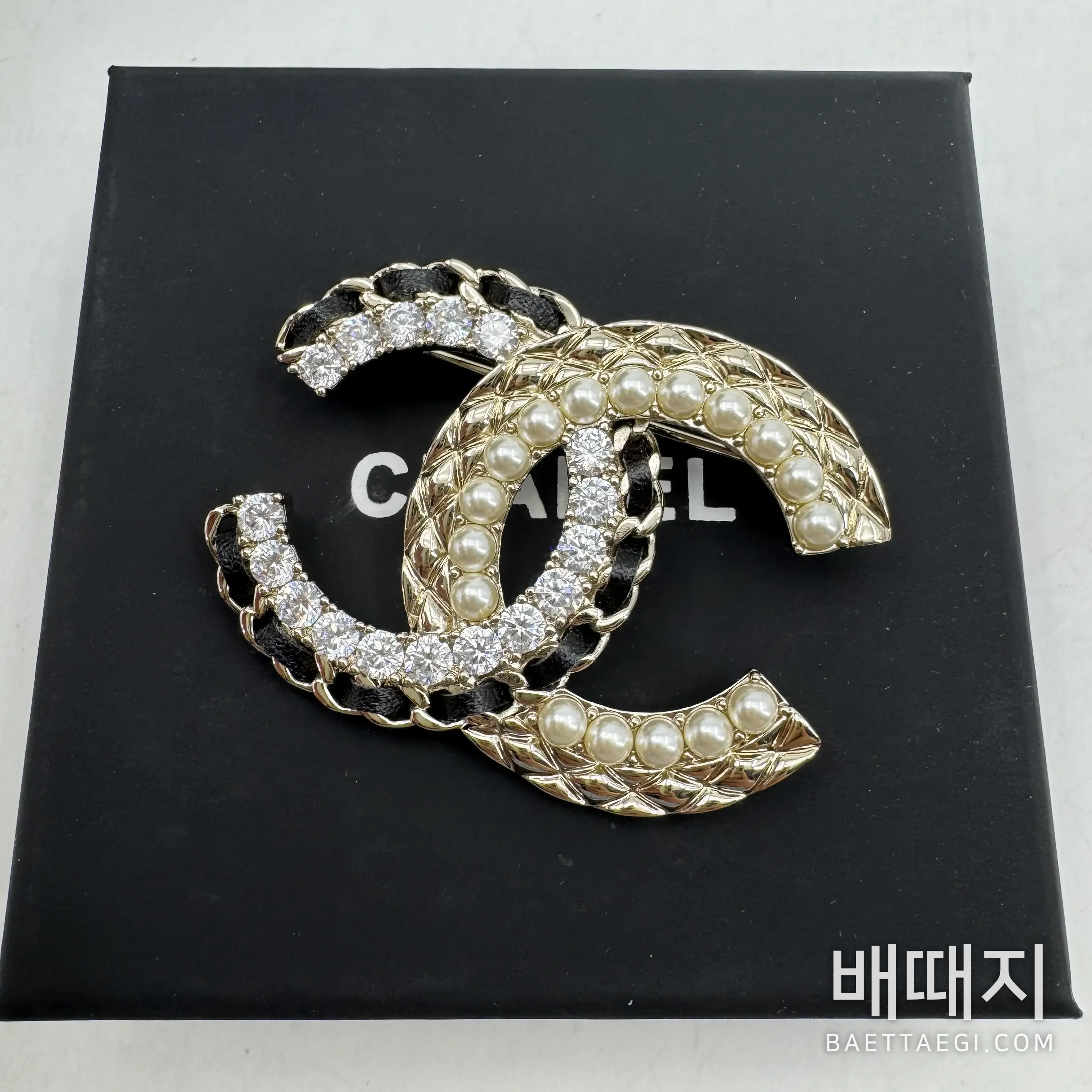 샤넬 가죽 실 진주 라인스톤 더블 C 브로치 검수사진 5