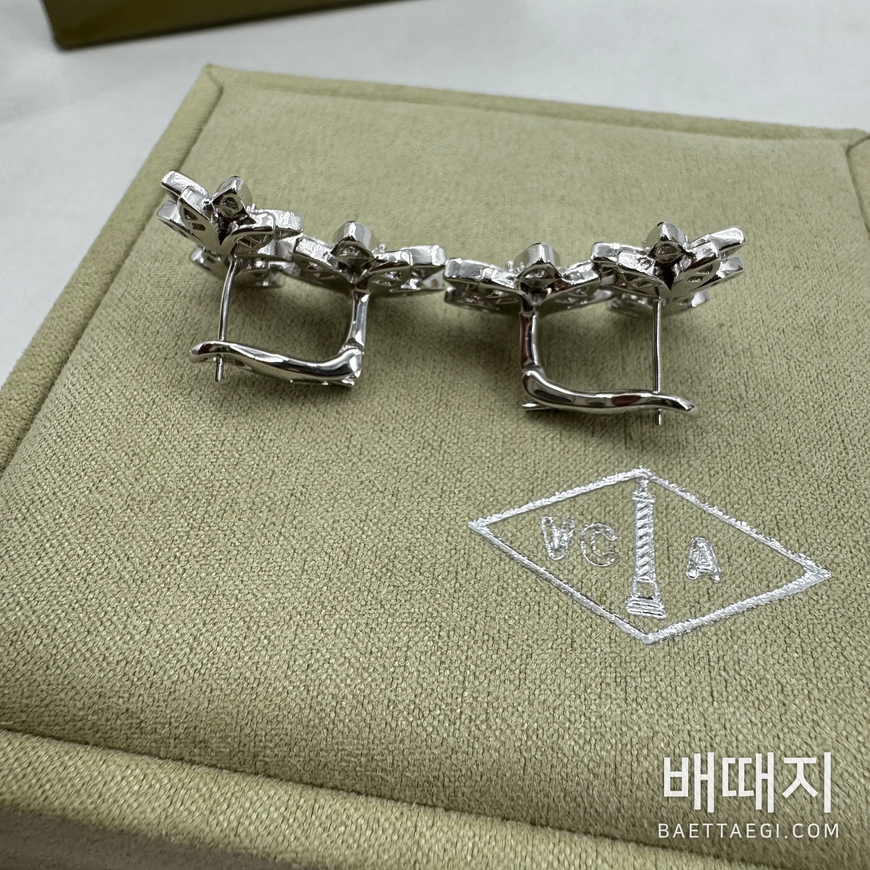 반클리프앤아펠 스리 로터스 스털링 실버 귀걸이 63790 검수사진 8