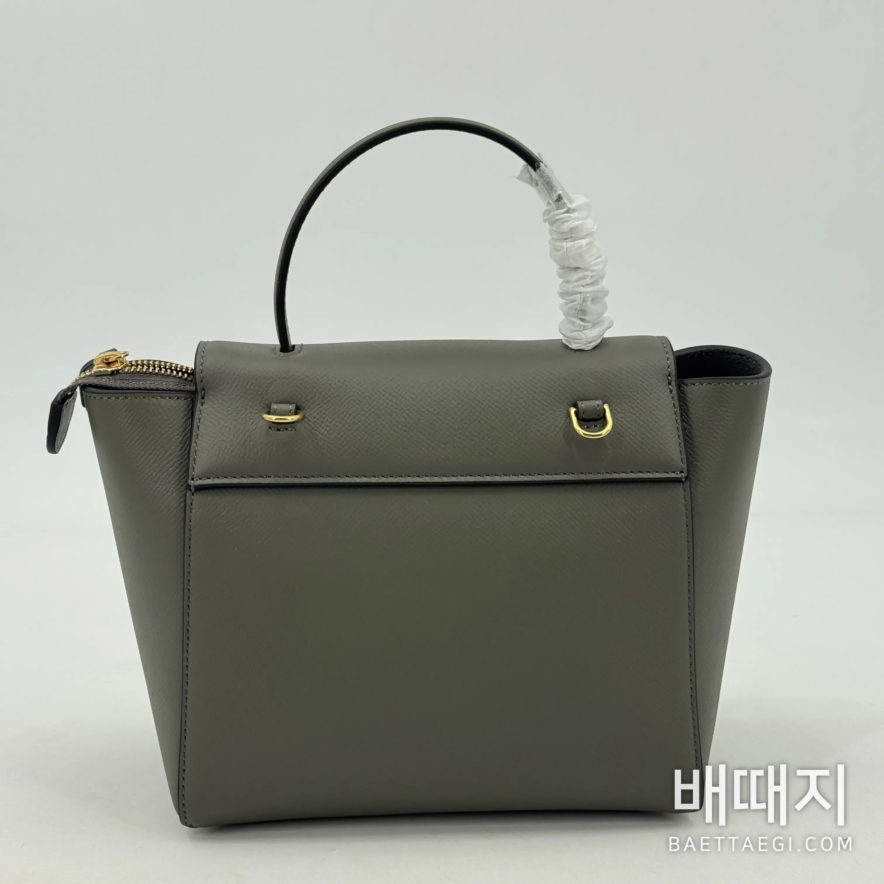 셀린느 그레인드 카프스킨 소재의 그레이 컬러 벨트백 (세일) 검수사진 3