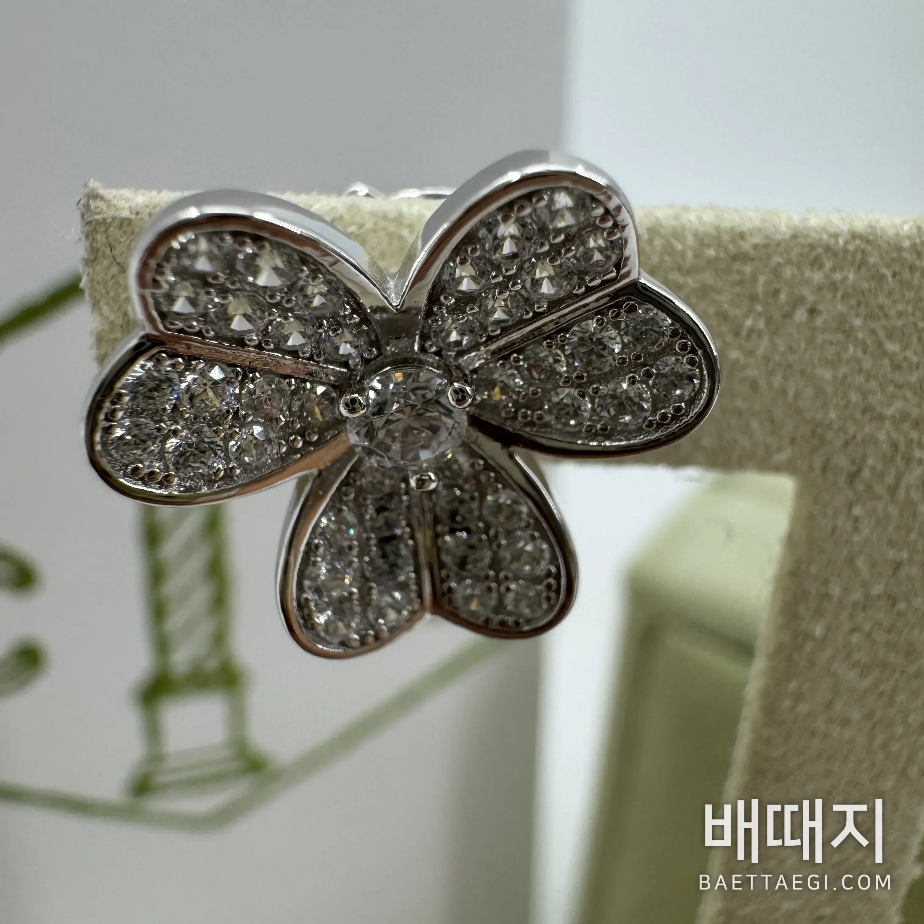 반클리프앤아펠 프리볼 하트 더블 플라워 다이아몬드 귀걸이 206522 검수사진 4