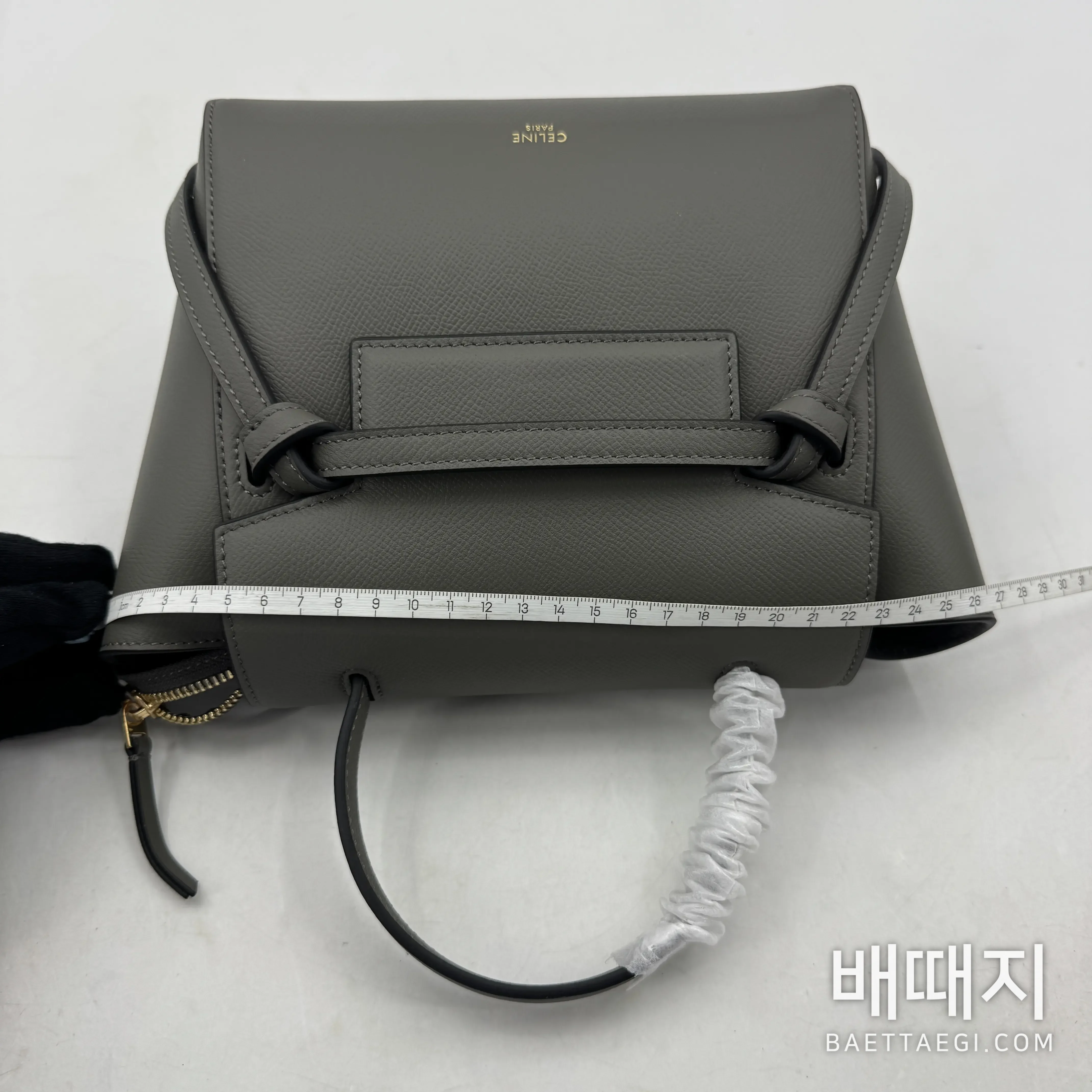 셀린느 그레인드 카프스킨 소재의 그레이 컬러 벨트백 (세일) 검수사진 6