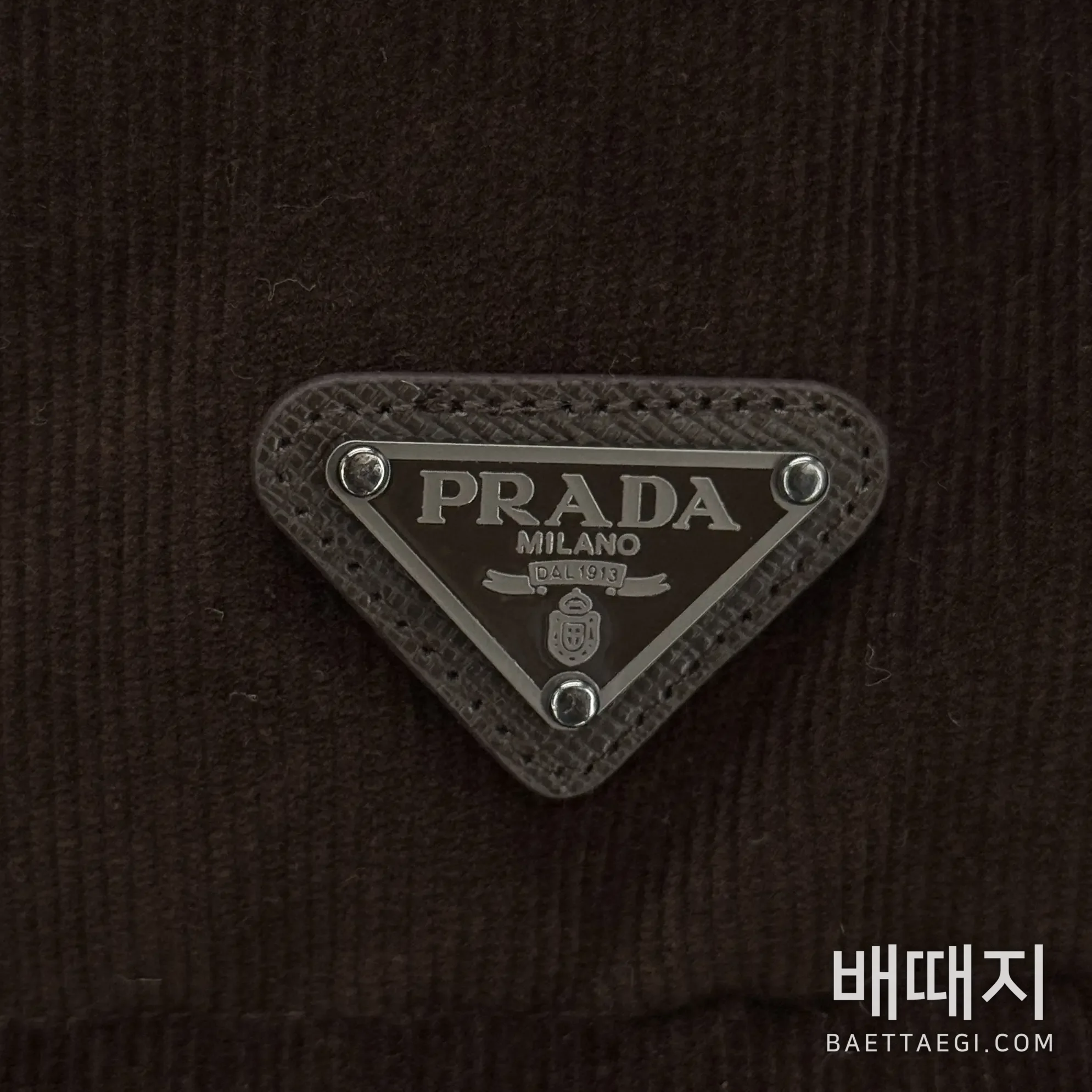 프라다 트라이앵글 로고 남성 다운 패딩 206525 검수사진 6