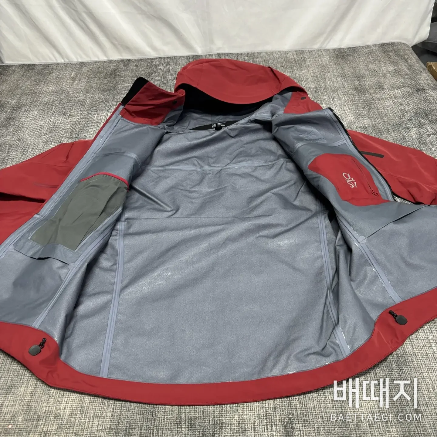 아크테릭스 [TZ] 알파 SV 자켓 7세대 보르도 레드 200143 Arc'teryx Alpha SV Jacket 7 Podol Red 검수사진 4