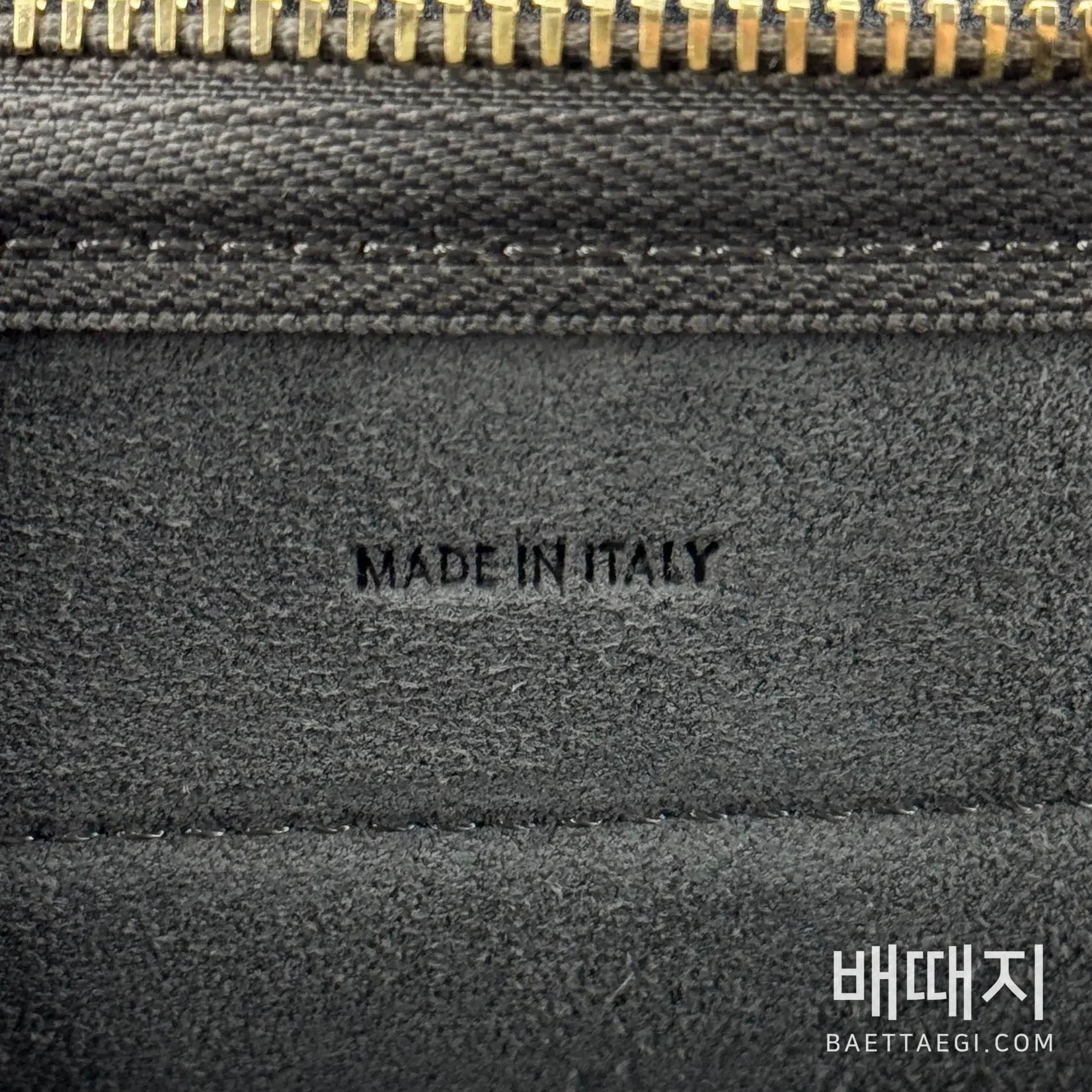 셀린느 그레인드 카프스킨 소재의 그레이 컬러 벨트백 (세일) 검수사진 7