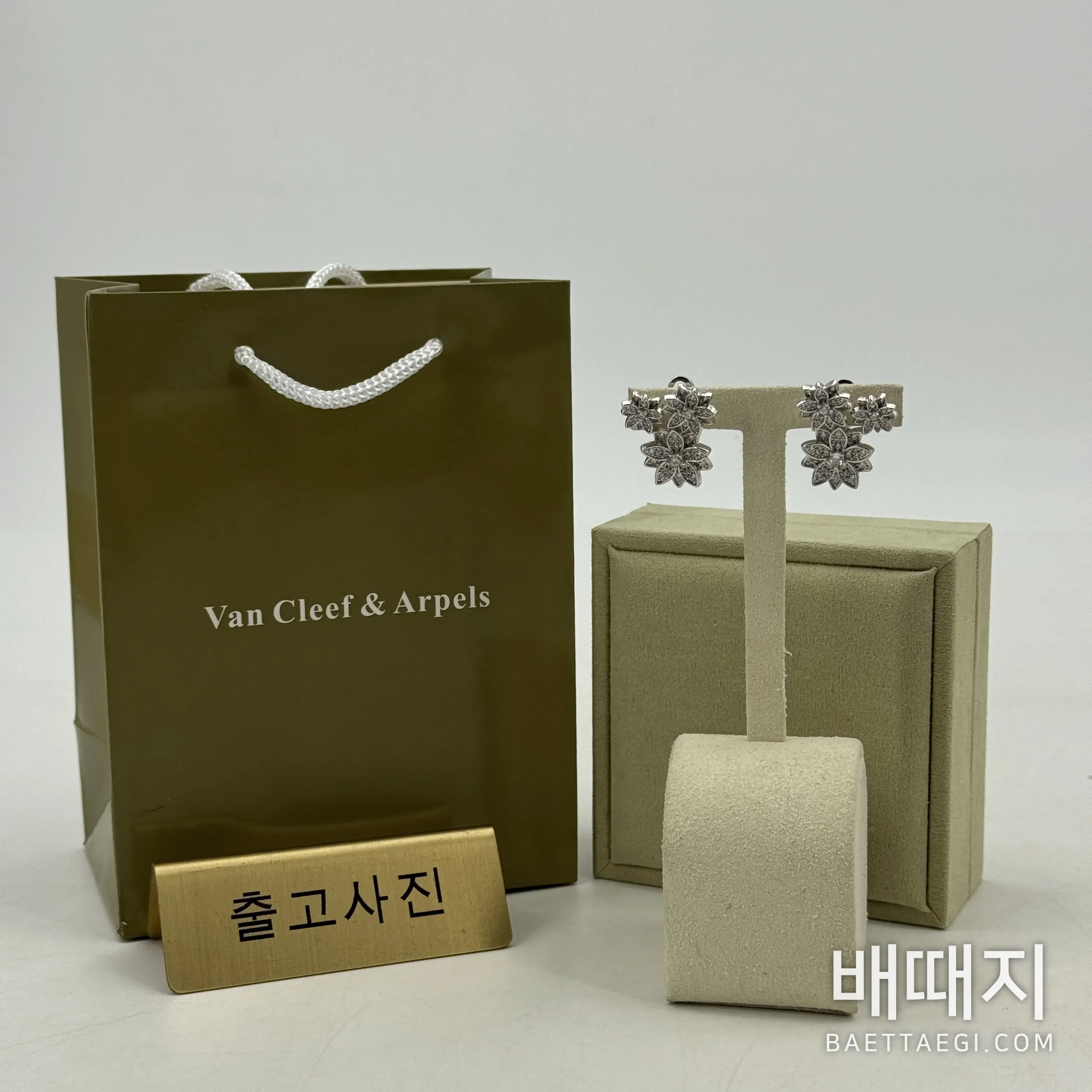 반클리프앤아펠 스리 로터스 스털링 실버 귀걸이 63790 검수사진 2