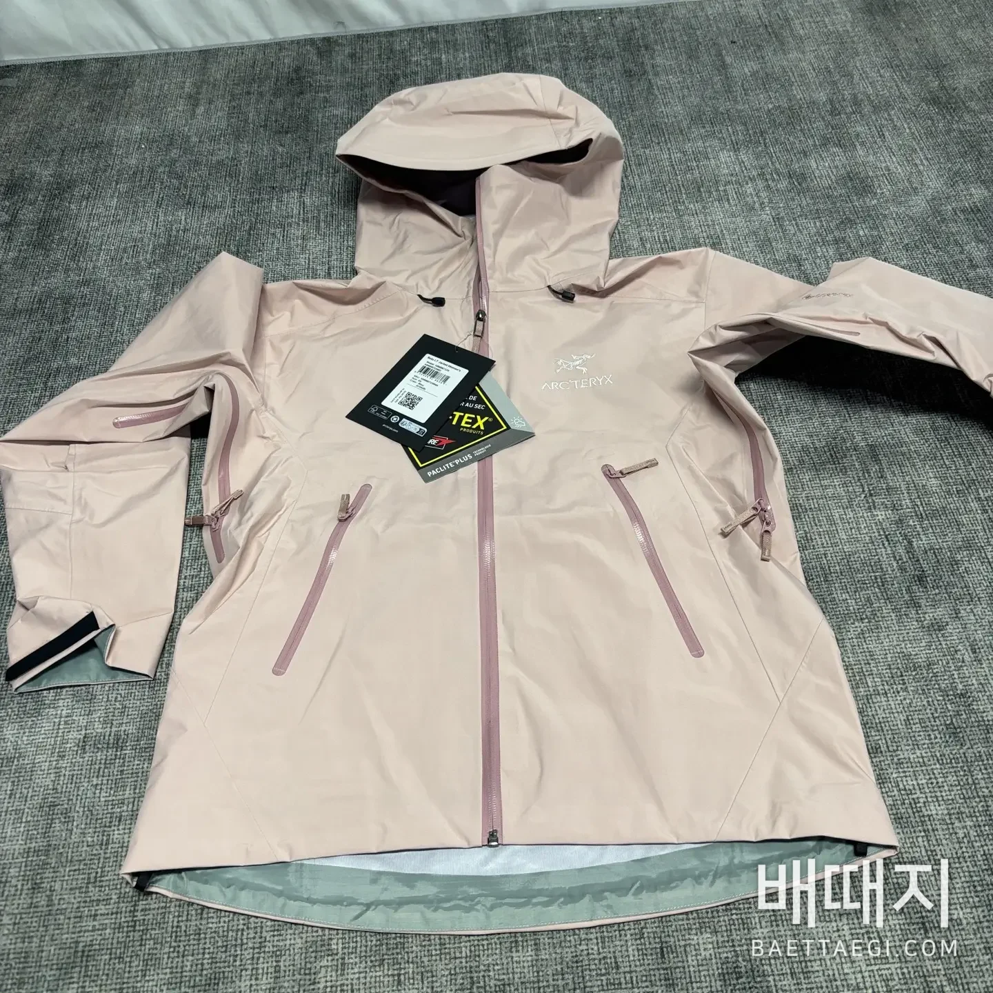 아크테릭스 [TZ] 베타 LT 자켓 핑크 200142 Arc'teryx Beta LT Jacket Lucky Fans 검수사진 1