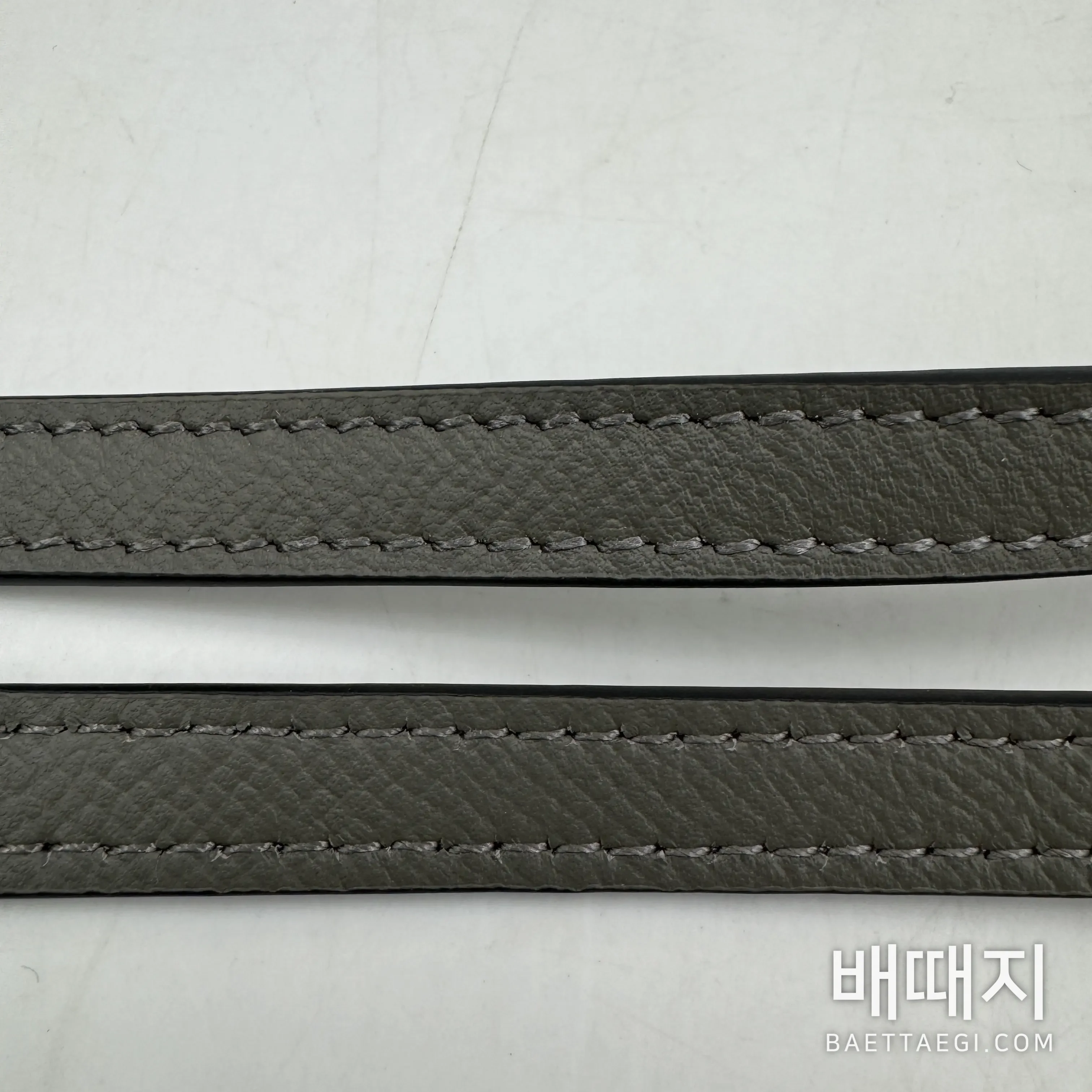 셀린느 그레인드 카프스킨 소재의 그레이 컬러 벨트백 (세일) 검수사진 5