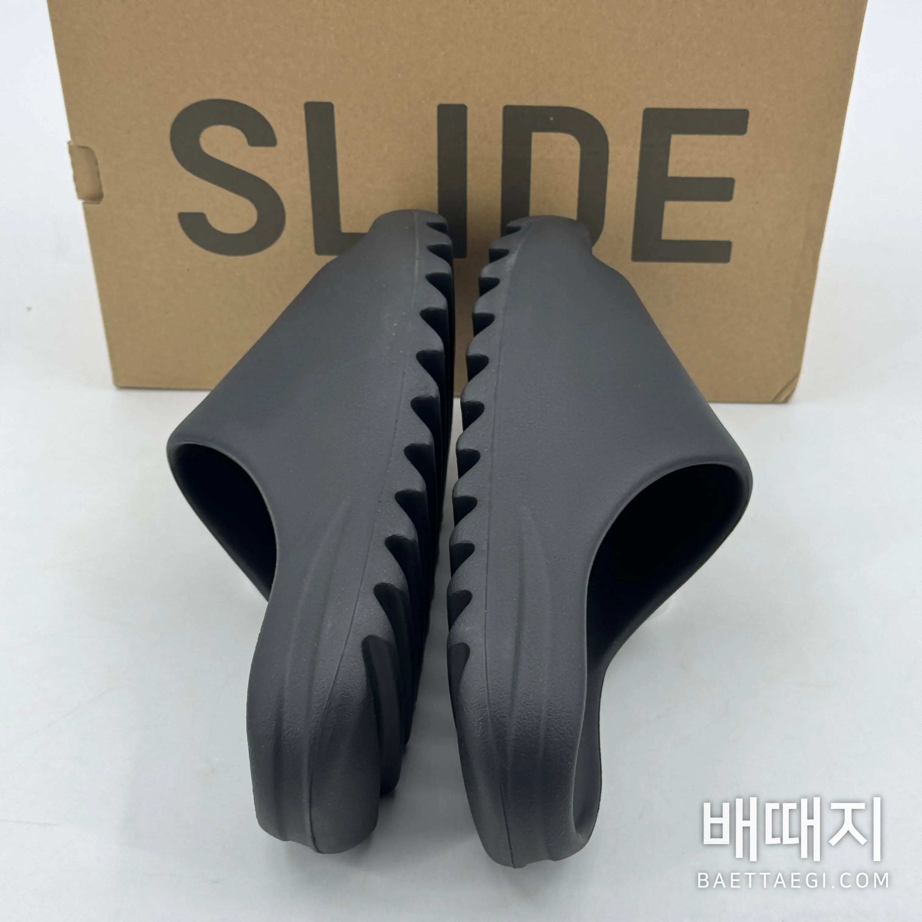 아디다스 이지 슬라이드 HQ6448 200640 Adidas Yeezy Slide Resin 검수사진 8