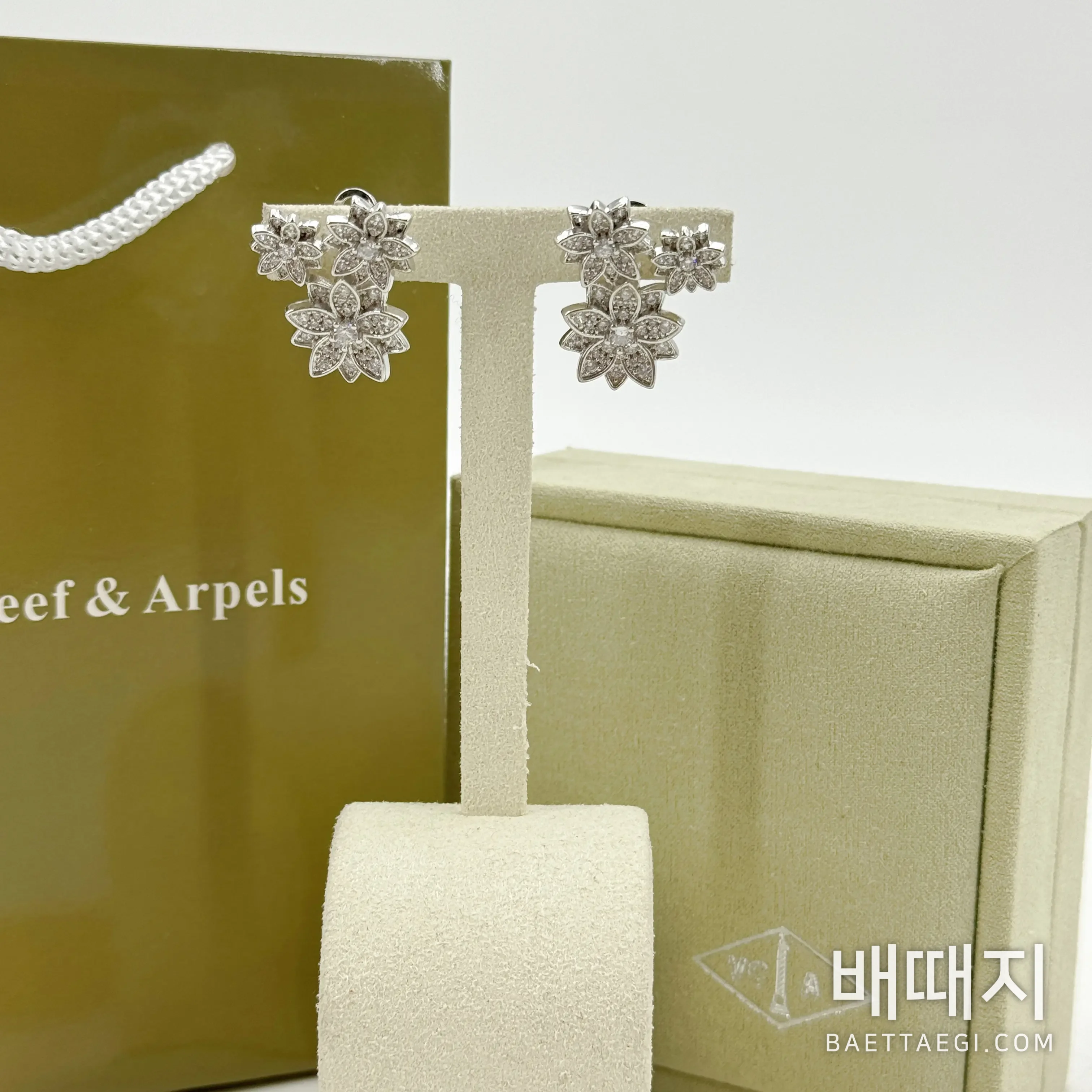 반클리프앤아펠 스리 로터스 스털링 실버 귀걸이 63790 검수사진 1
