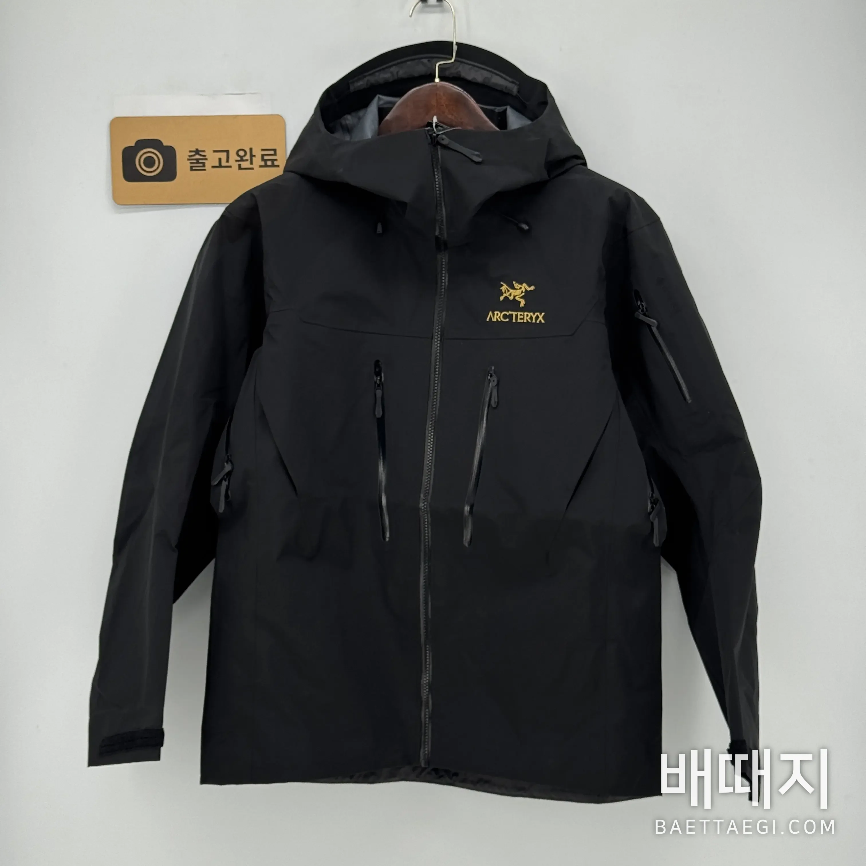 아크테릭스 [TZ] 알파 SV 자켓 6세대 블랙 골드 200130 Arc'teryx Alpha SV Jacket 6 24K Black 검수사진 1