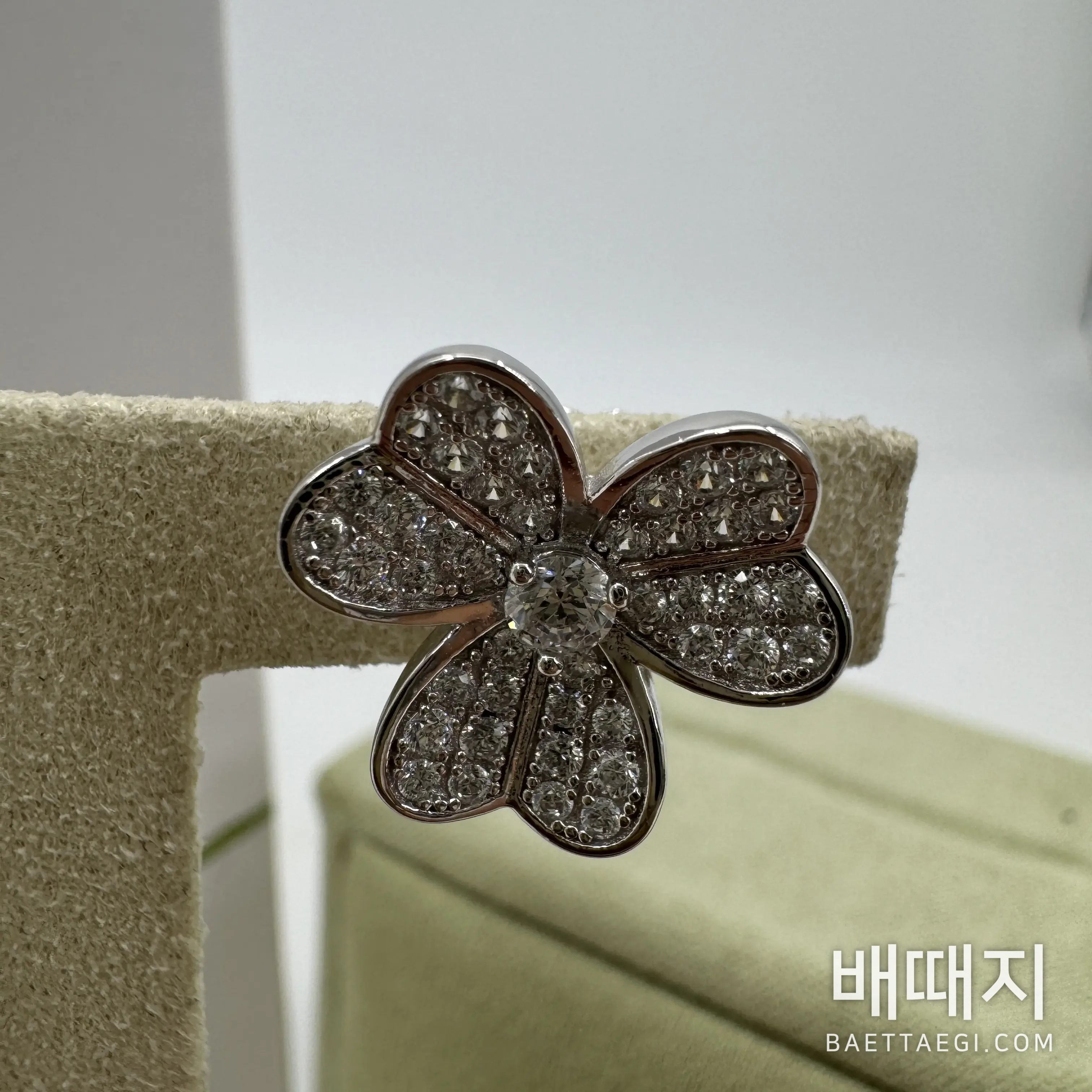 반클리프앤아펠 프리볼 하트 더블 플라워 다이아몬드 귀걸이 206522 검수사진 3