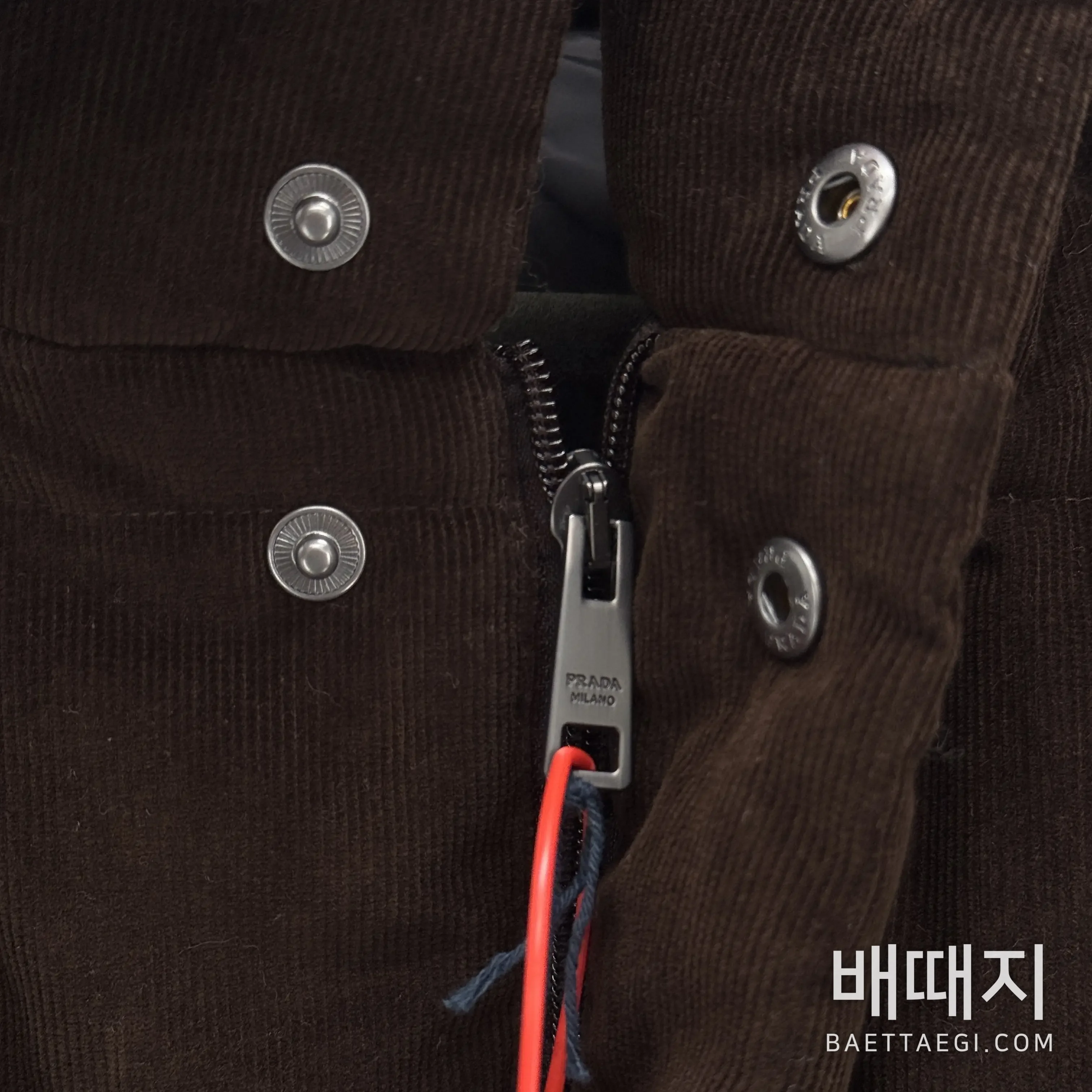 프라다 트라이앵글 로고 남성 다운 패딩 206525 검수사진 5