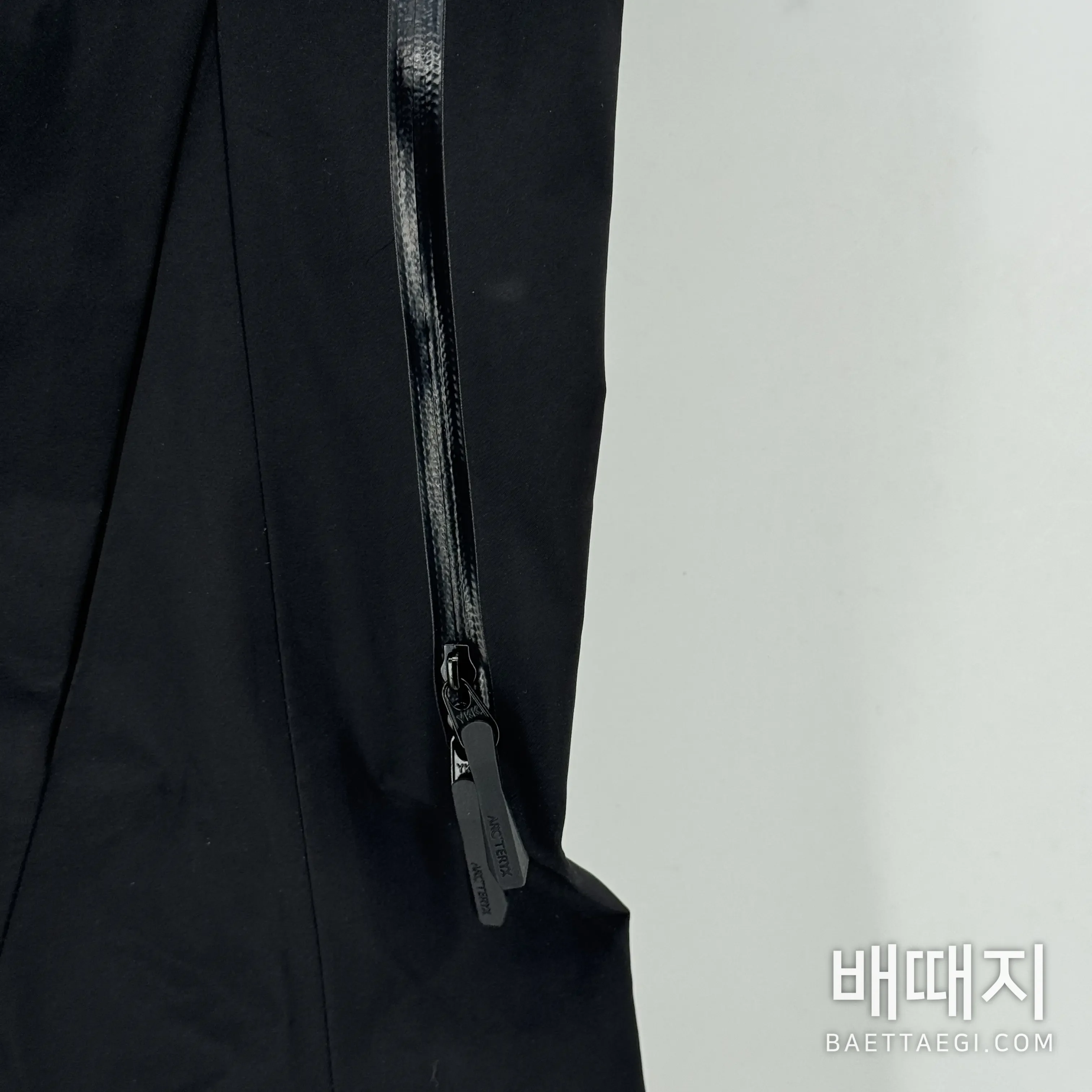 아크테릭스 [TZ] 알파 SV 자켓 6세대 블랙 골드 200130 Arc'teryx Alpha SV Jacket 6 24K Black 검수사진 11