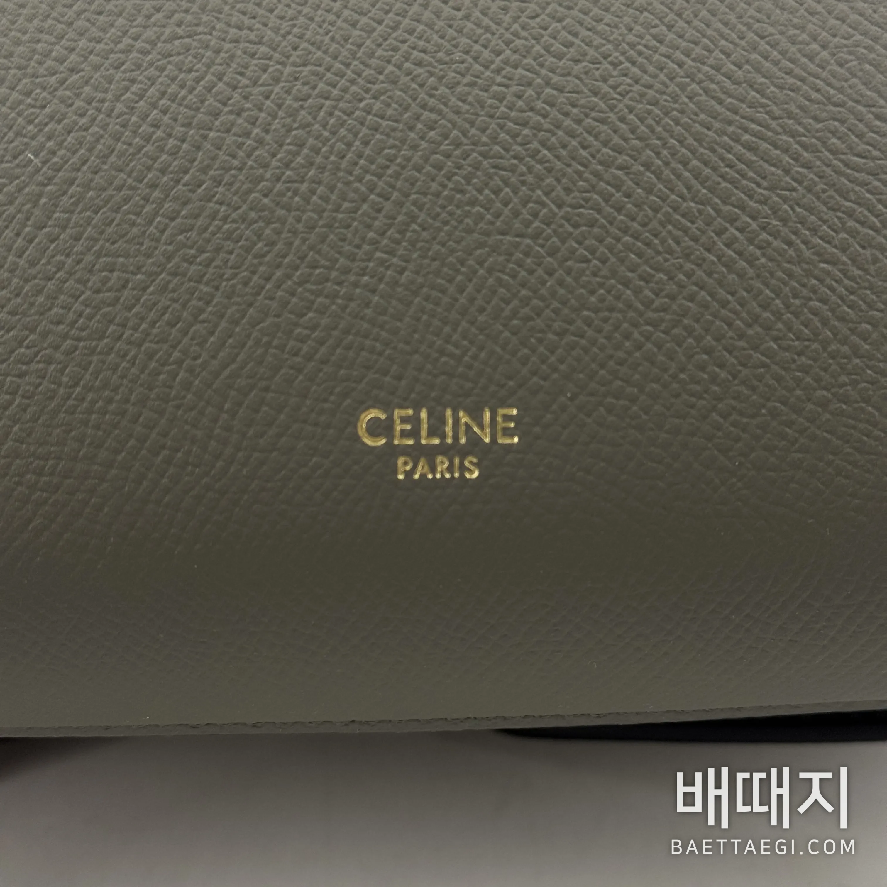 셀린느 그레인드 카프스킨 소재의 그레이 컬러 벨트백 (세일) 검수사진 8