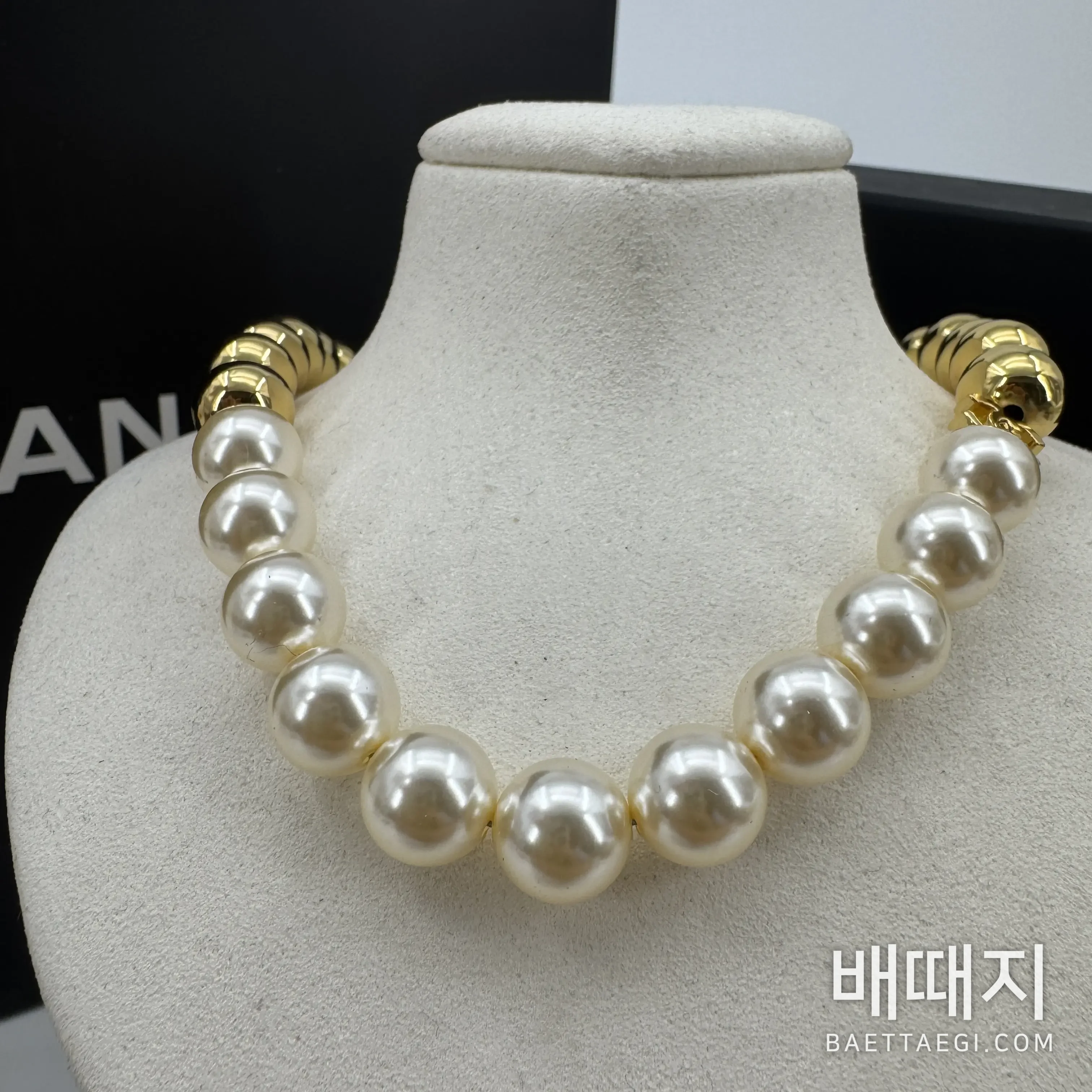 샤넬 골드 볼 진주 더블 C 로고 숏 초커 목걸이 206521 검수사진 2