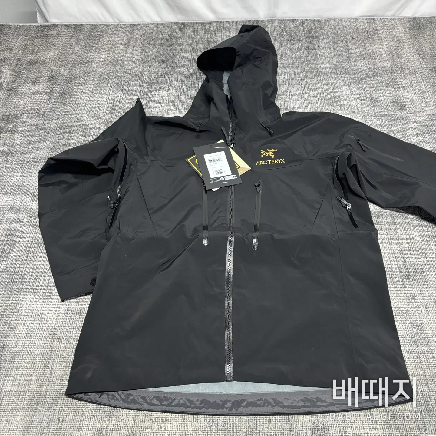 아크테릭스 [TZ] 알파 SV 자켓 6세대 블랙 골드 200130 Arc'teryx Alpha SV Jacket 6 24K Black 검수사진 1