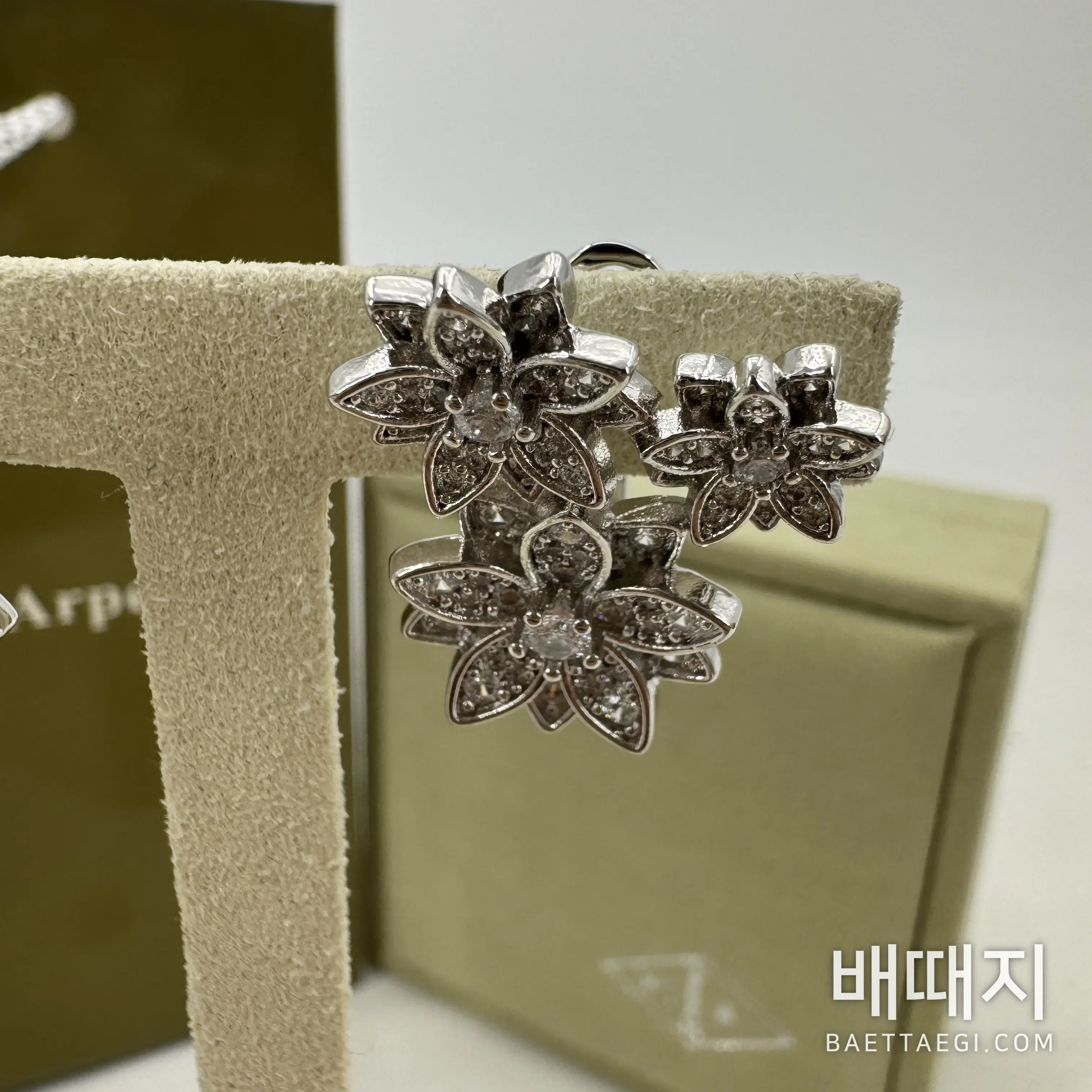 반클리프앤아펠 스리 로터스 스털링 실버 귀걸이 63790 검수사진 3