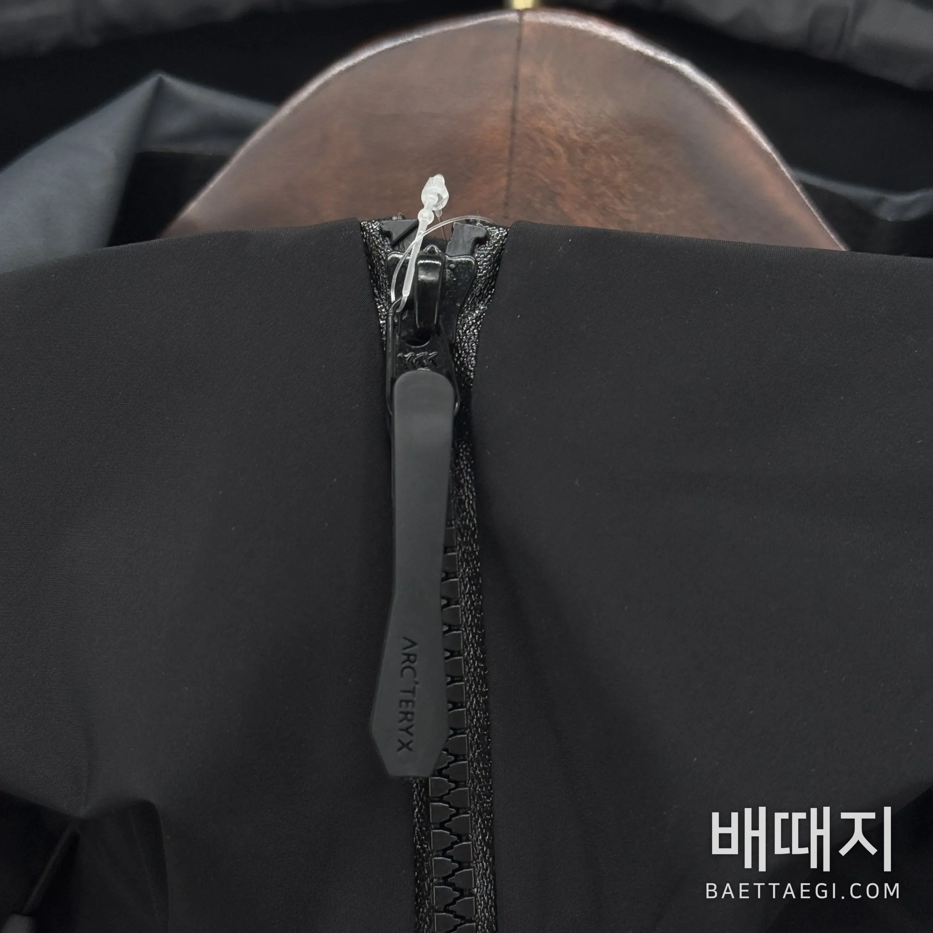 아크테릭스 [TZ] 알파 SV 자켓 6세대 블랙 골드 200130 Arc'teryx Alpha SV Jacket 6 24K Black 검수사진 8