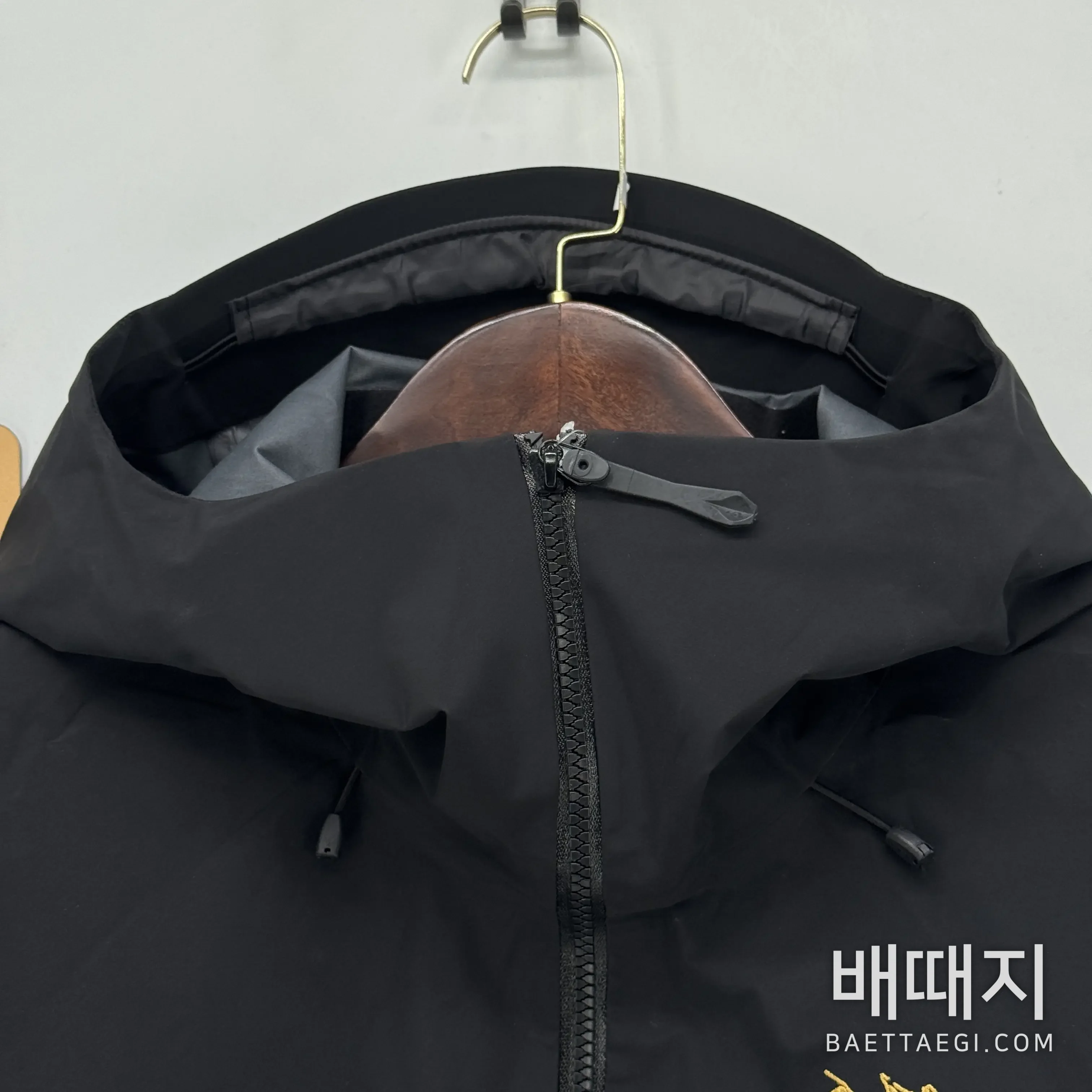 아크테릭스 [TZ] 알파 SV 자켓 6세대 블랙 골드 200130 Arc'teryx Alpha SV Jacket 6 24K Black 검수사진 7