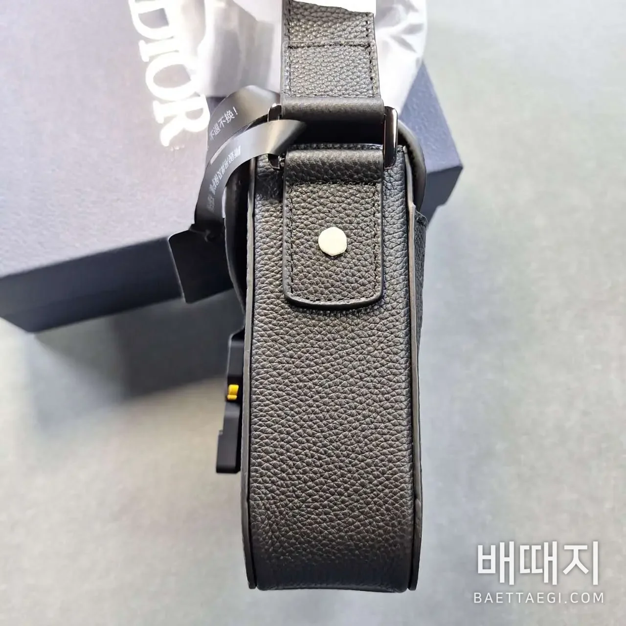 스몰 새들 메신저 백 플랩 디올 그래비티 레더 블랙 (엔젤) 검수사진 5