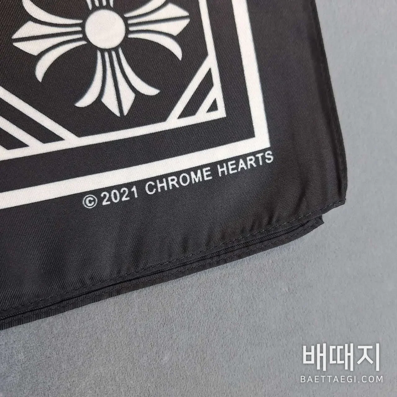 크롬하츠 체크 패턴 멀베리 실크 반팔 스카프 검수사진 5