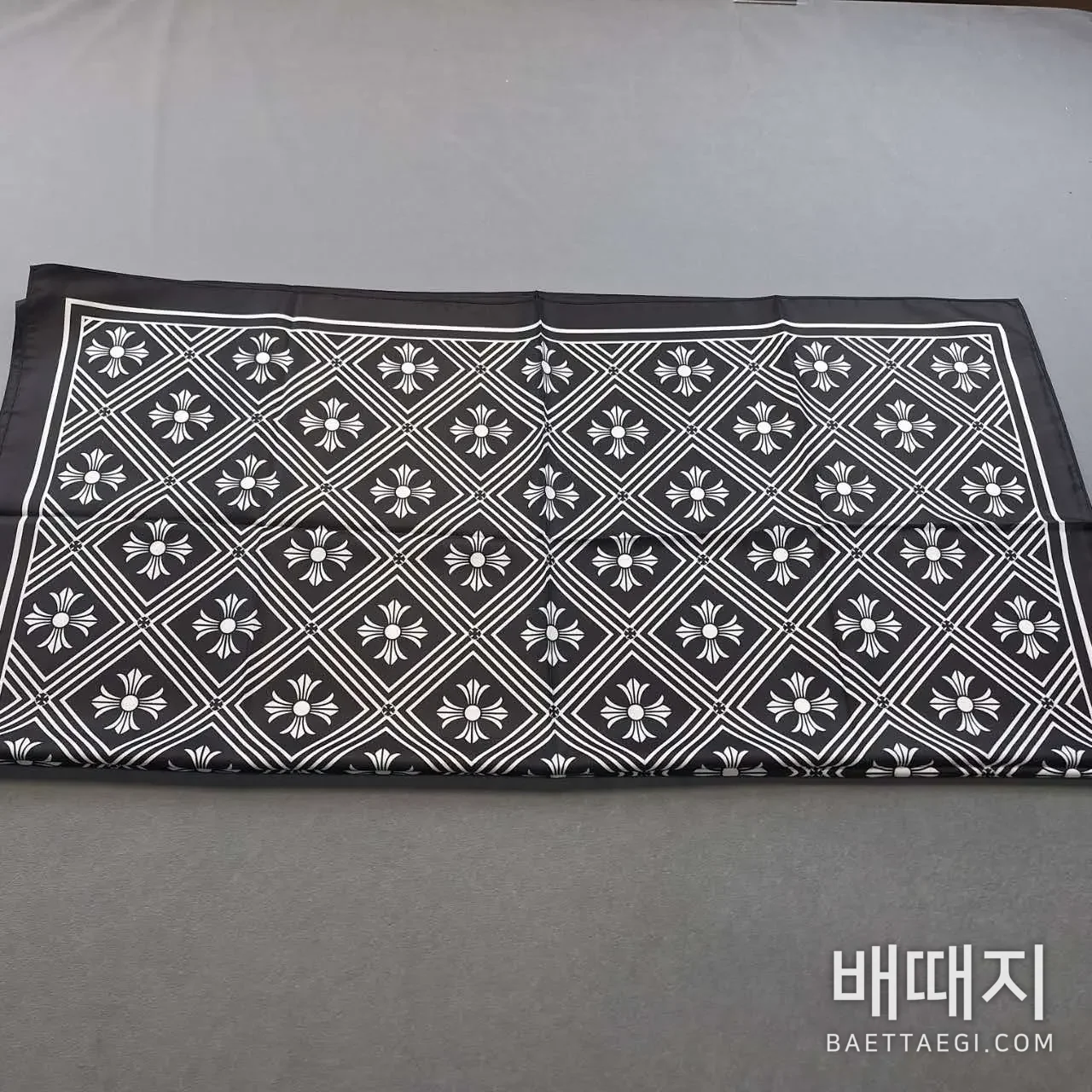 크롬하츠 체크 패턴 멀베리 실크 반팔 스카프 검수사진 4