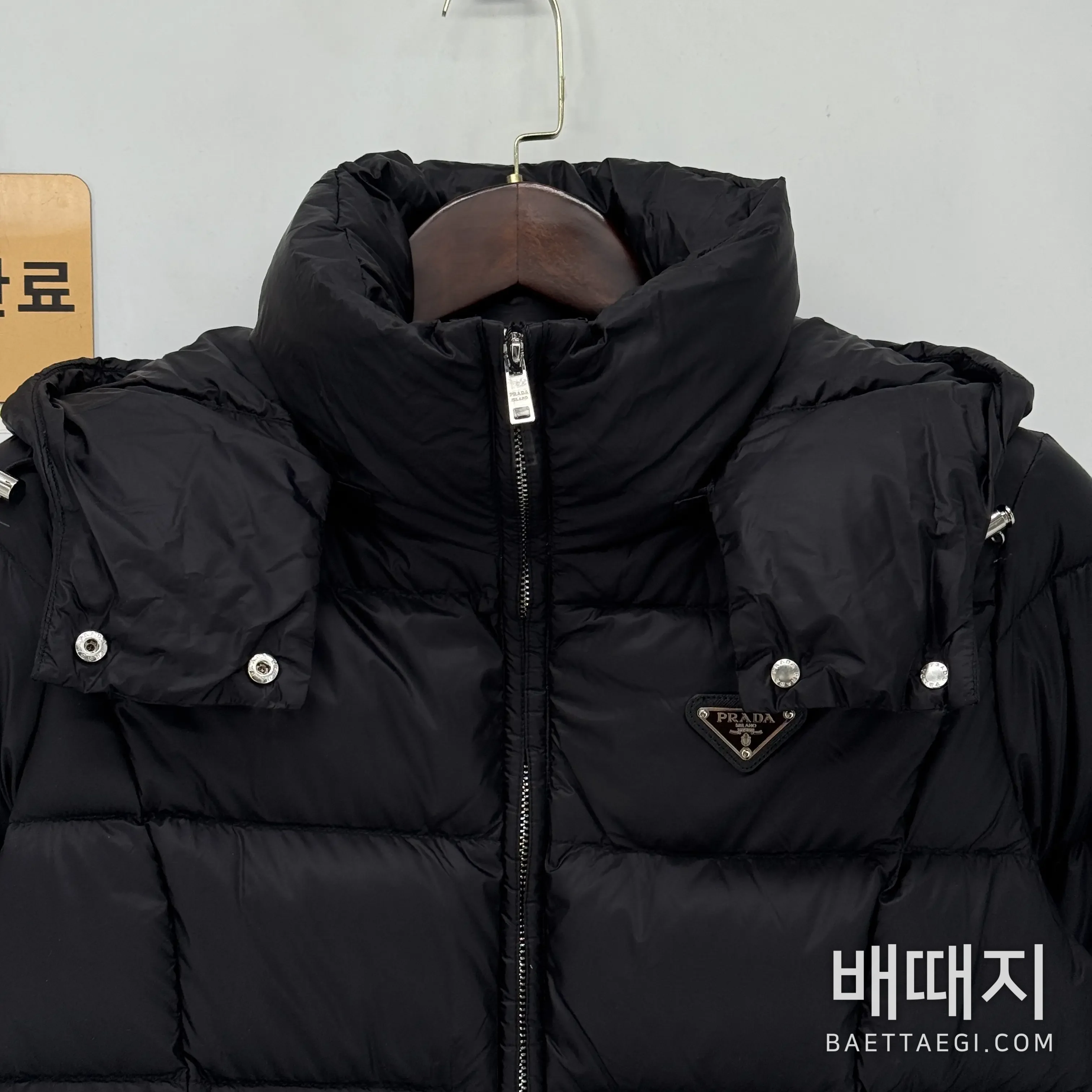 프라다 후드 슬림핏 여성 다운 패딩 재킷 155696 검수사진 3