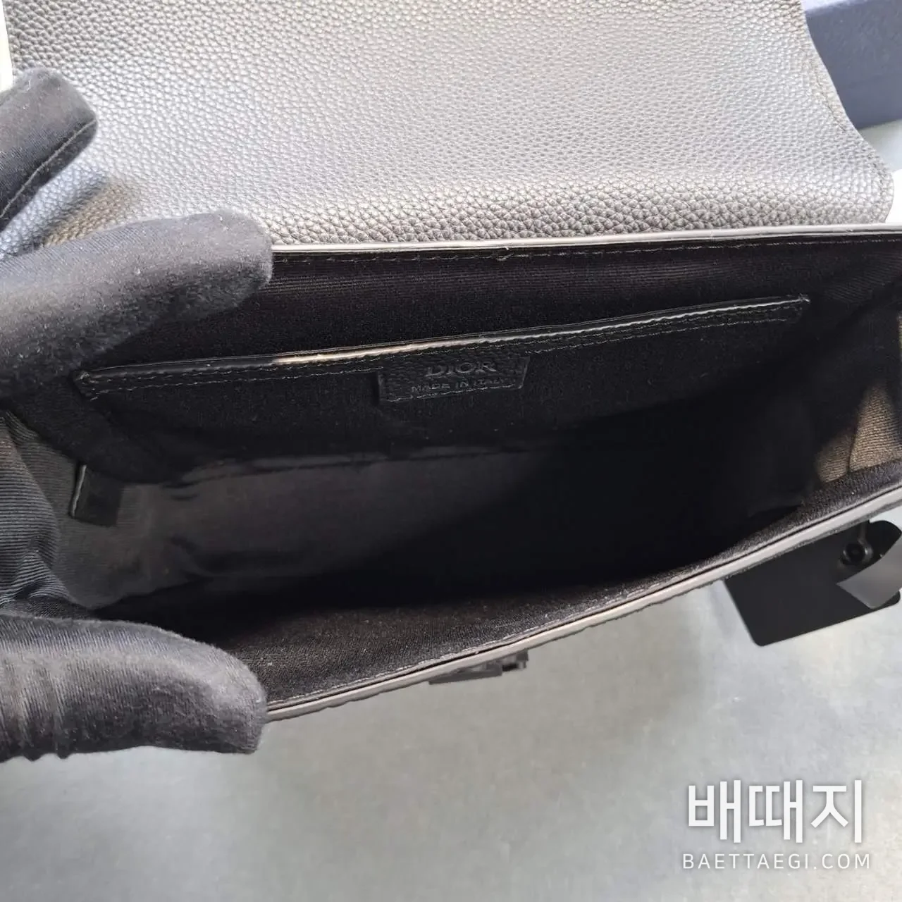 스몰 새들 메신저 백 플랩 디올 그래비티 레더 블랙 (엔젤) 검수사진 14