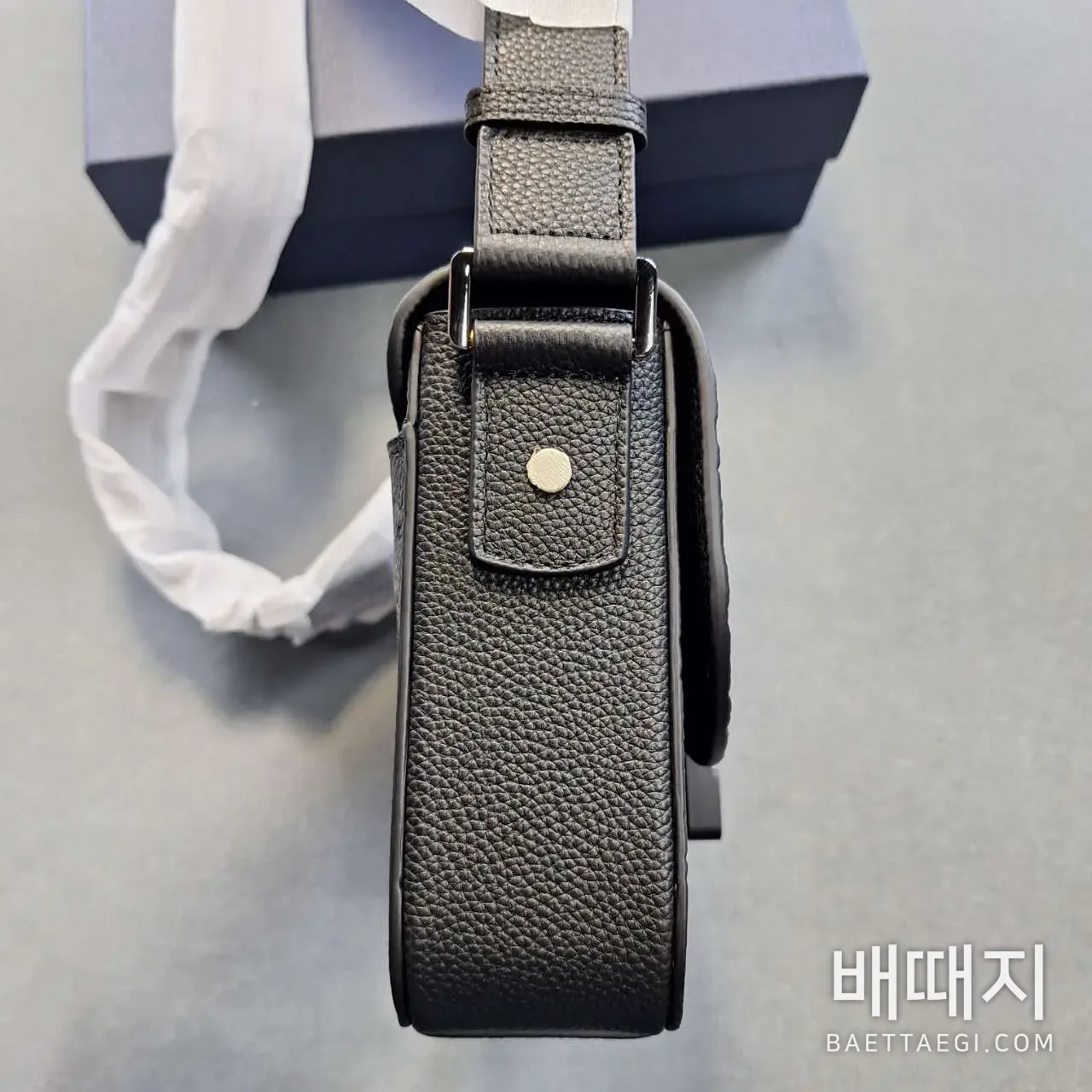 스몰 새들 메신저 백 플랩 디올 그래비티 레더 블랙 (엔젤) 검수사진 6