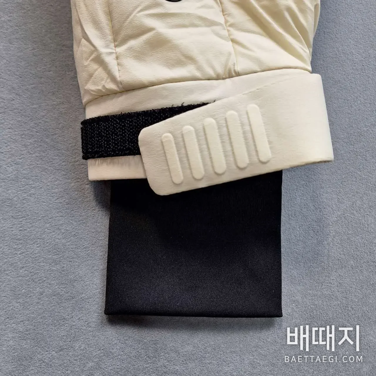 몽클레르 남성 화이트 덕다운 패딩 207620 검수사진 5