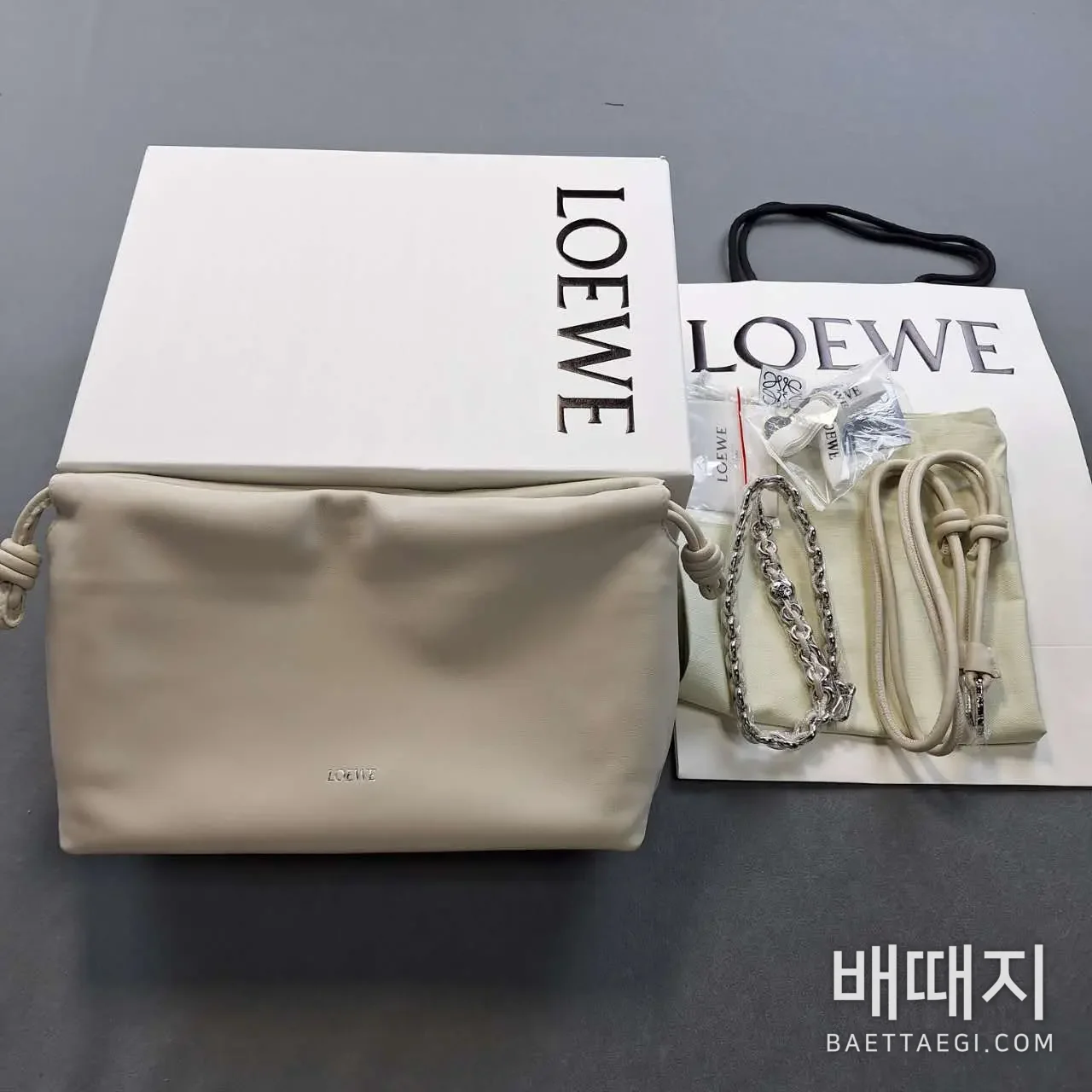로에베 미디엄 플라멩고 펄스 파인 그레인 30cm 검수사진 1