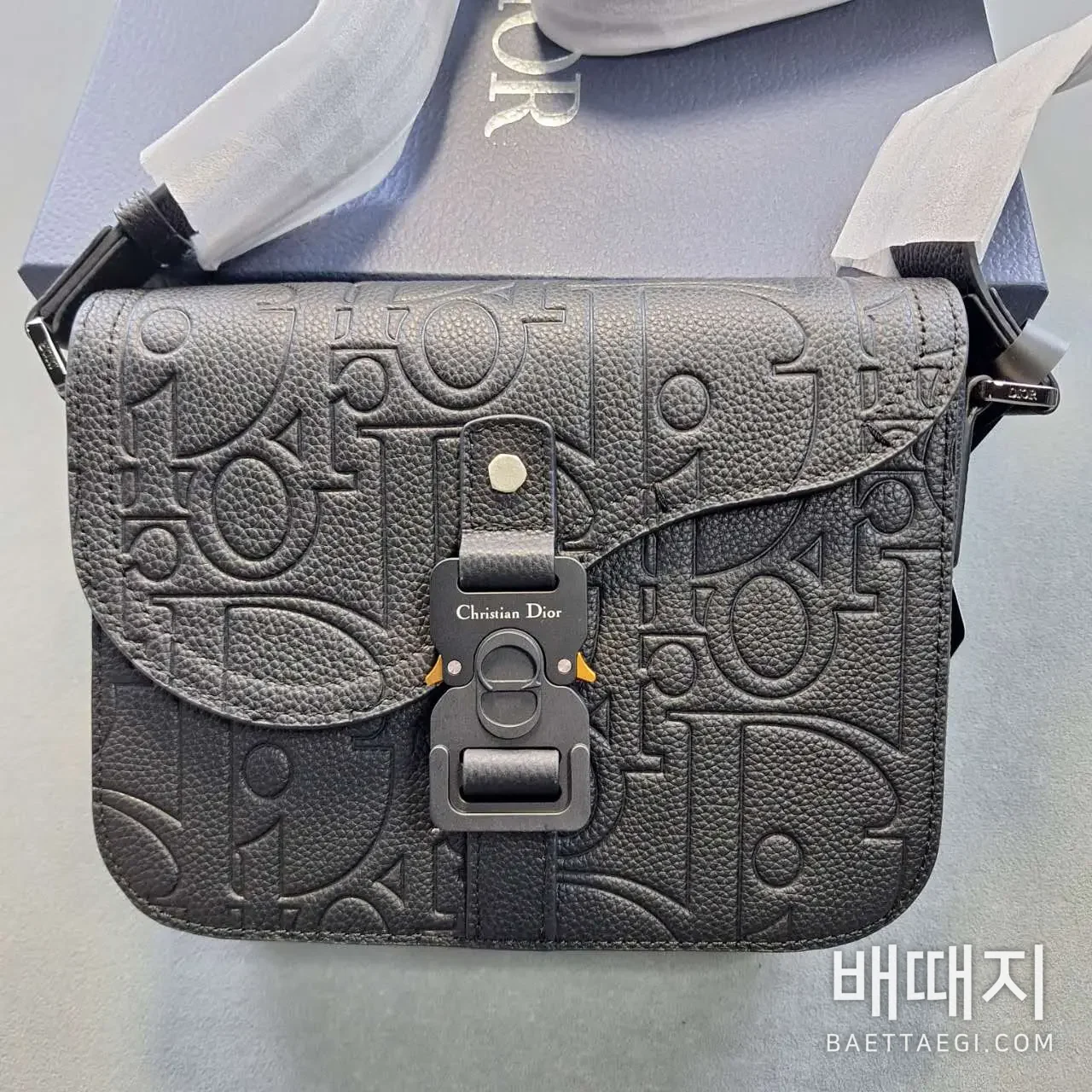 스몰 새들 메신저 백 플랩 디올 그래비티 레더 블랙 (엔젤) 검수사진 2