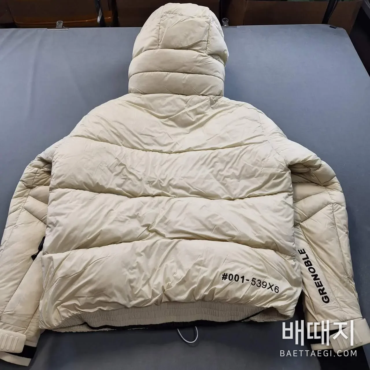 몽클레르 남성 화이트 덕다운 패딩 207620 검수사진 2
