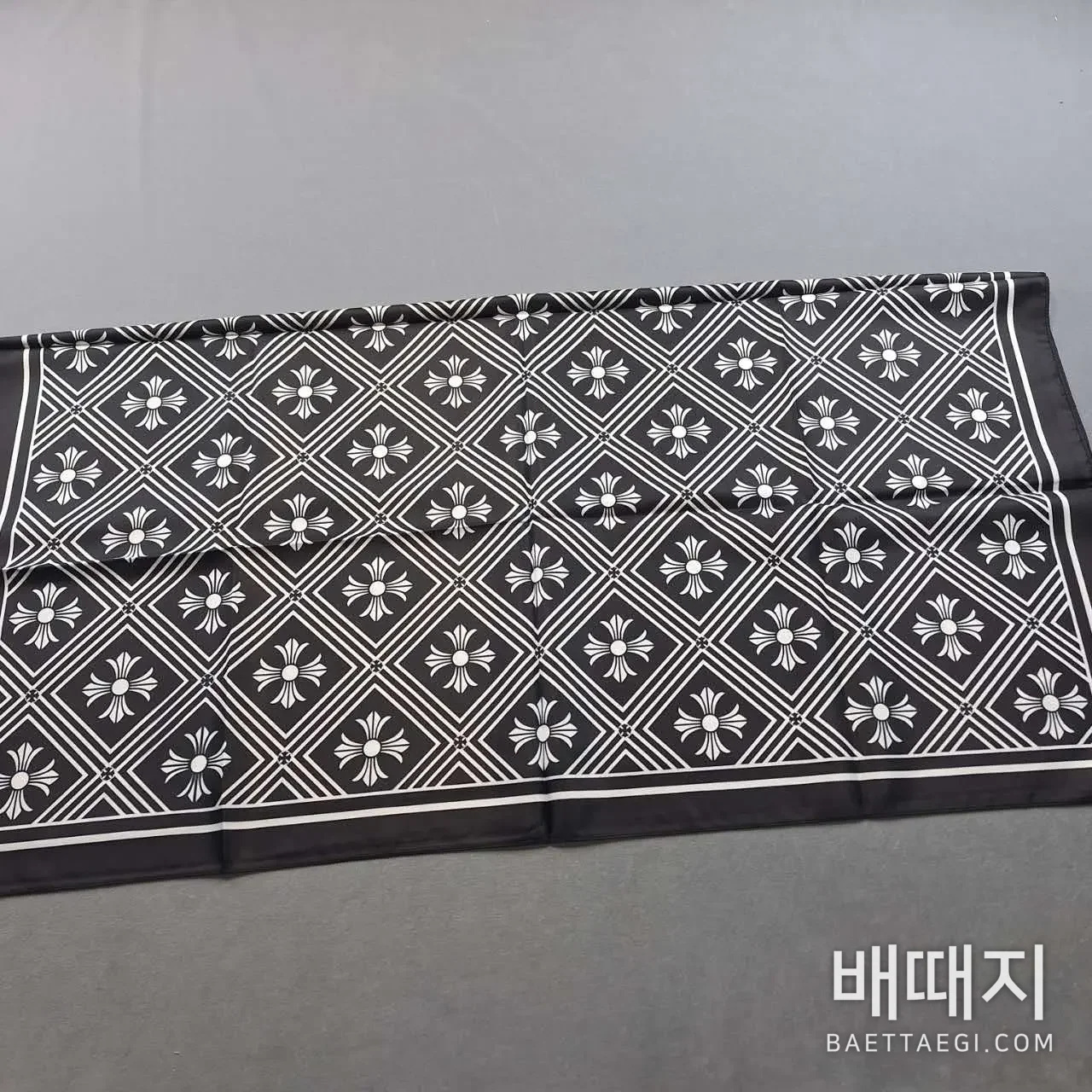 크롬하츠 체크 패턴 멀베리 실크 반팔 스카프 검수사진 3