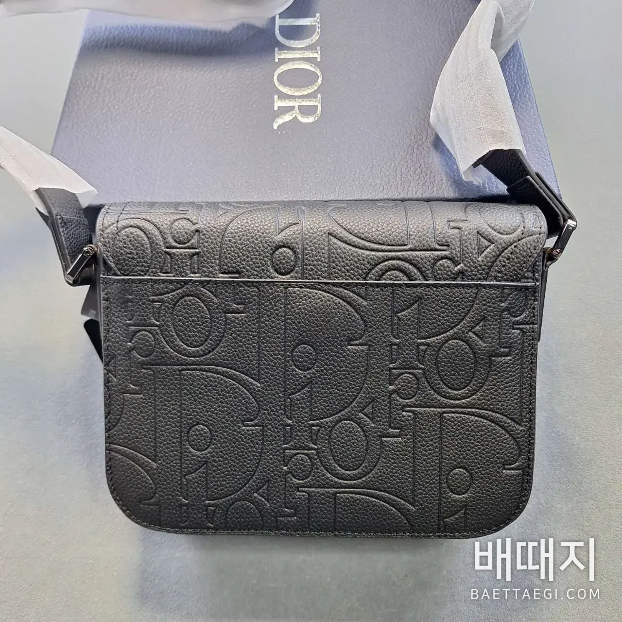 스몰 새들 메신저 백 플랩 디올 그래비티 레더 블랙 (엔젤) 검수사진 3