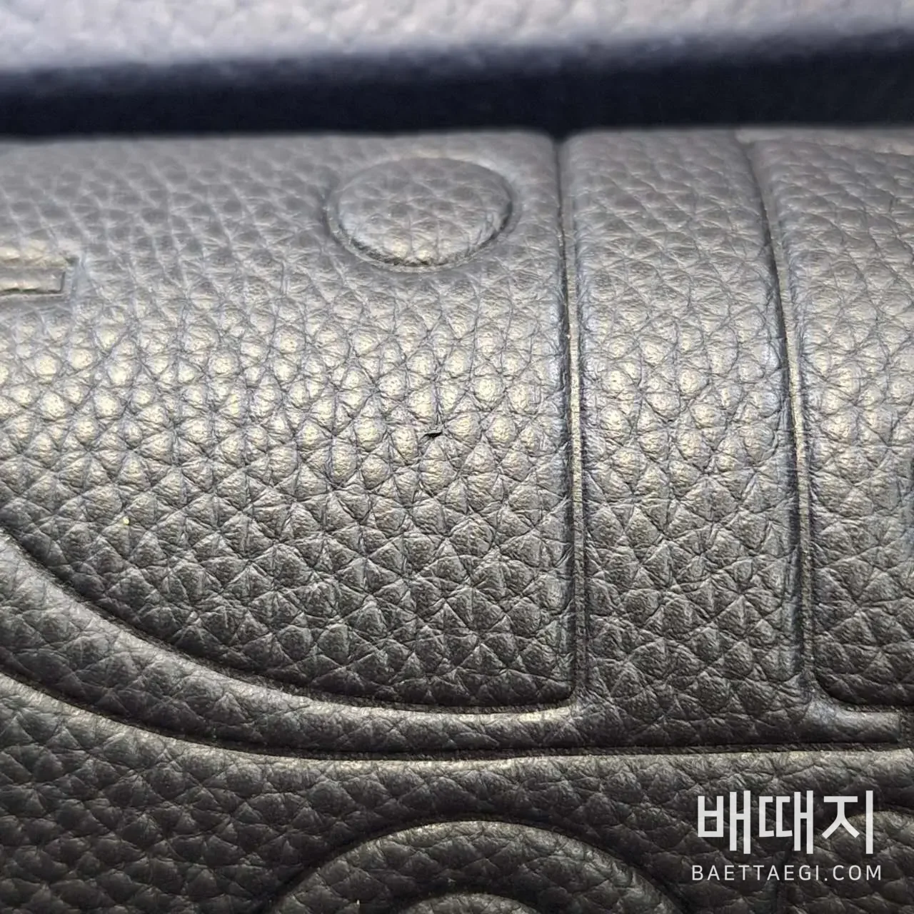 스몰 새들 메신저 백 플랩 디올 그래비티 레더 블랙 (엔젤) 검수사진 4