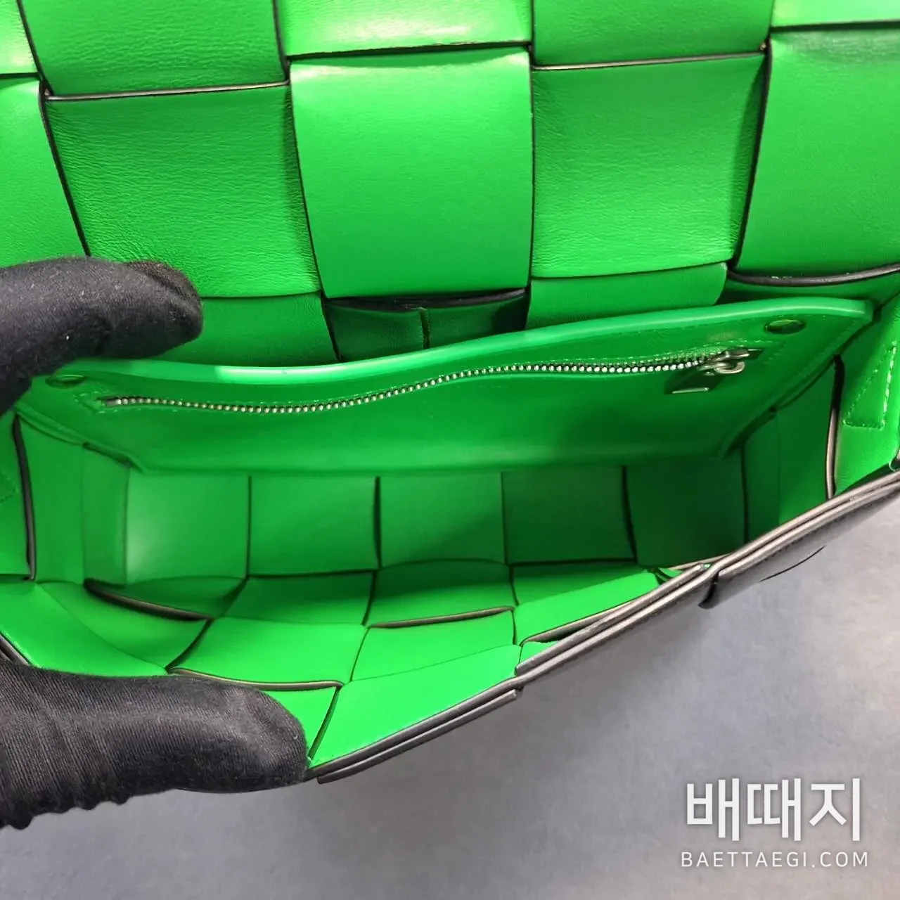 보테가베네타 스몰 카세트백 708768 154886 검수사진 4