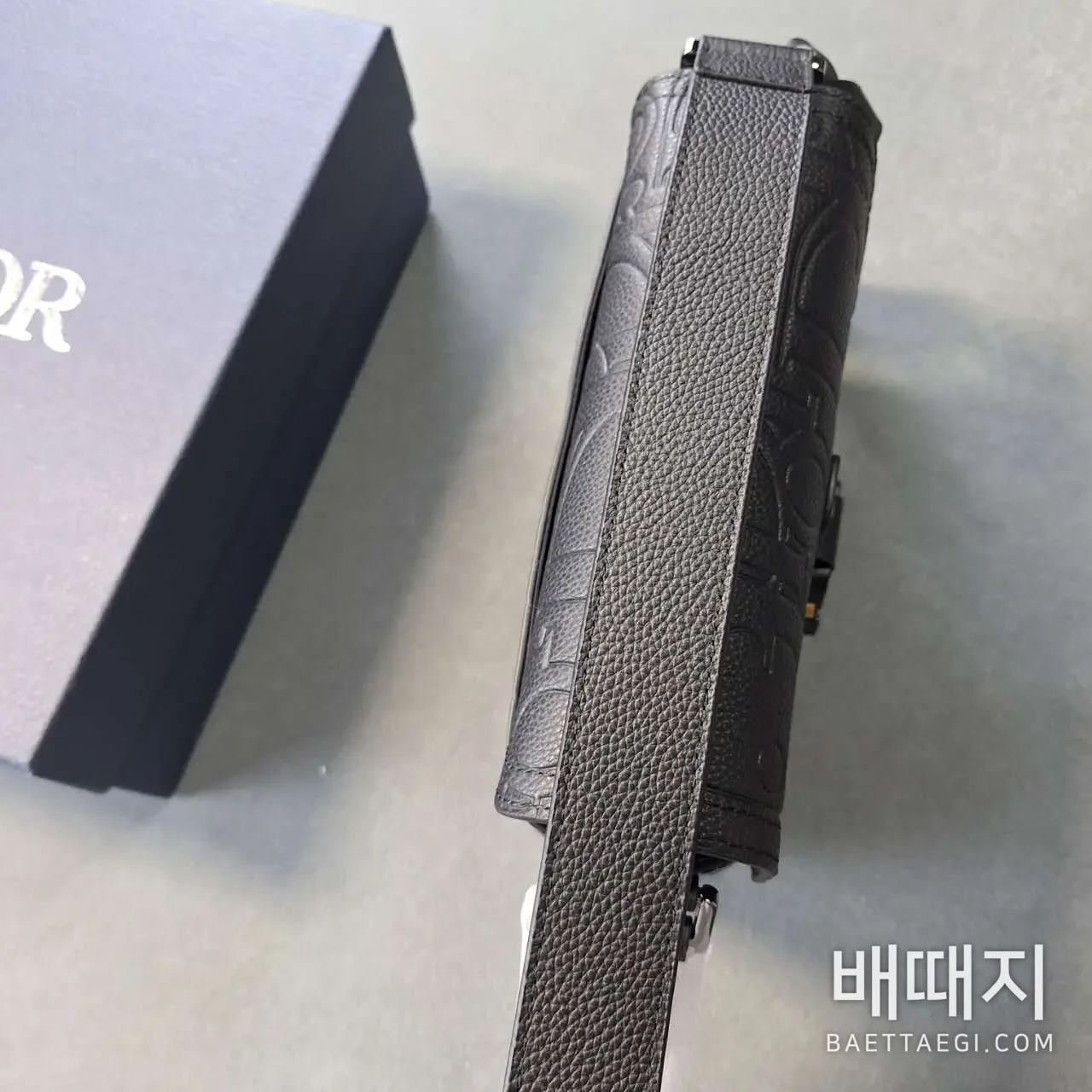 스몰 새들 메신저 백 플랩 디올 그래비티 레더 블랙 (엔젤) 검수사진 9