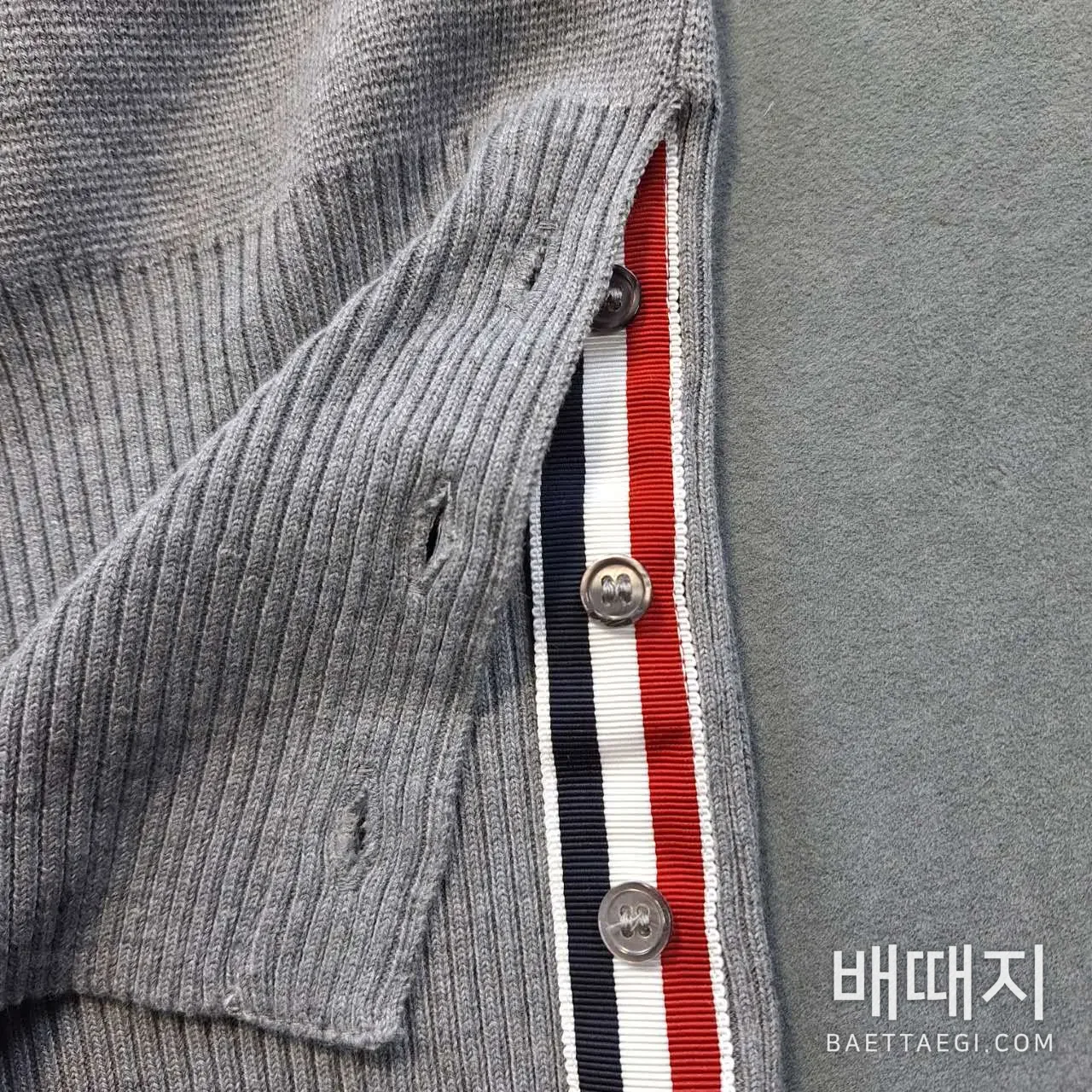 톰브라운 컬러블록 울 V넥 가디건 159481 검수사진 8