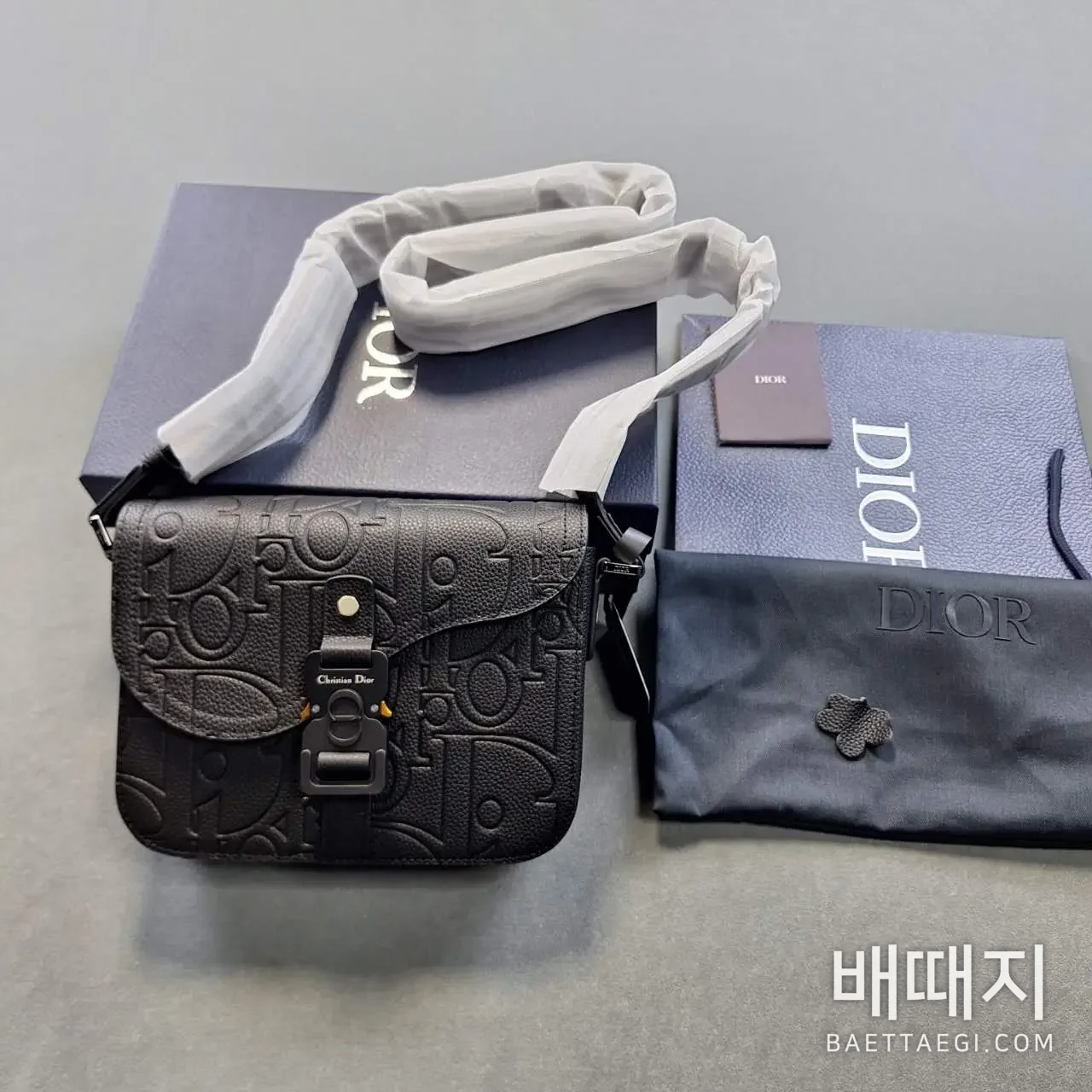 스몰 새들 메신저 백 플랩 디올 그래비티 레더 블랙 (엔젤) 검수사진 1