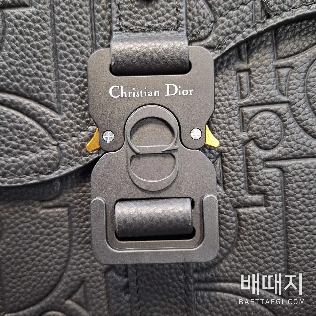 스몰 새들 메신저 백 플랩 디올 그래비티 레더 블랙 (엔젤) 검수사진 12
