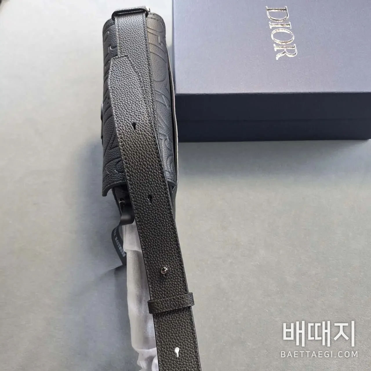 스몰 새들 메신저 백 플랩 디올 그래비티 레더 블랙 (엔젤) 검수사진 10