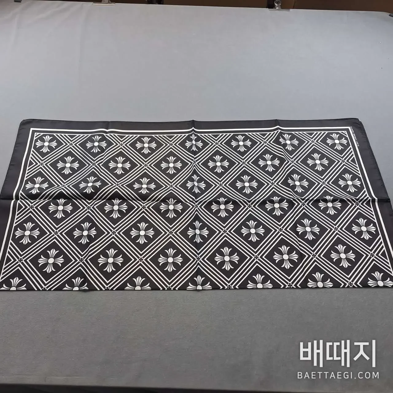 크롬하츠 체크 패턴 멀베리 실크 반팔 스카프 검수사진 2