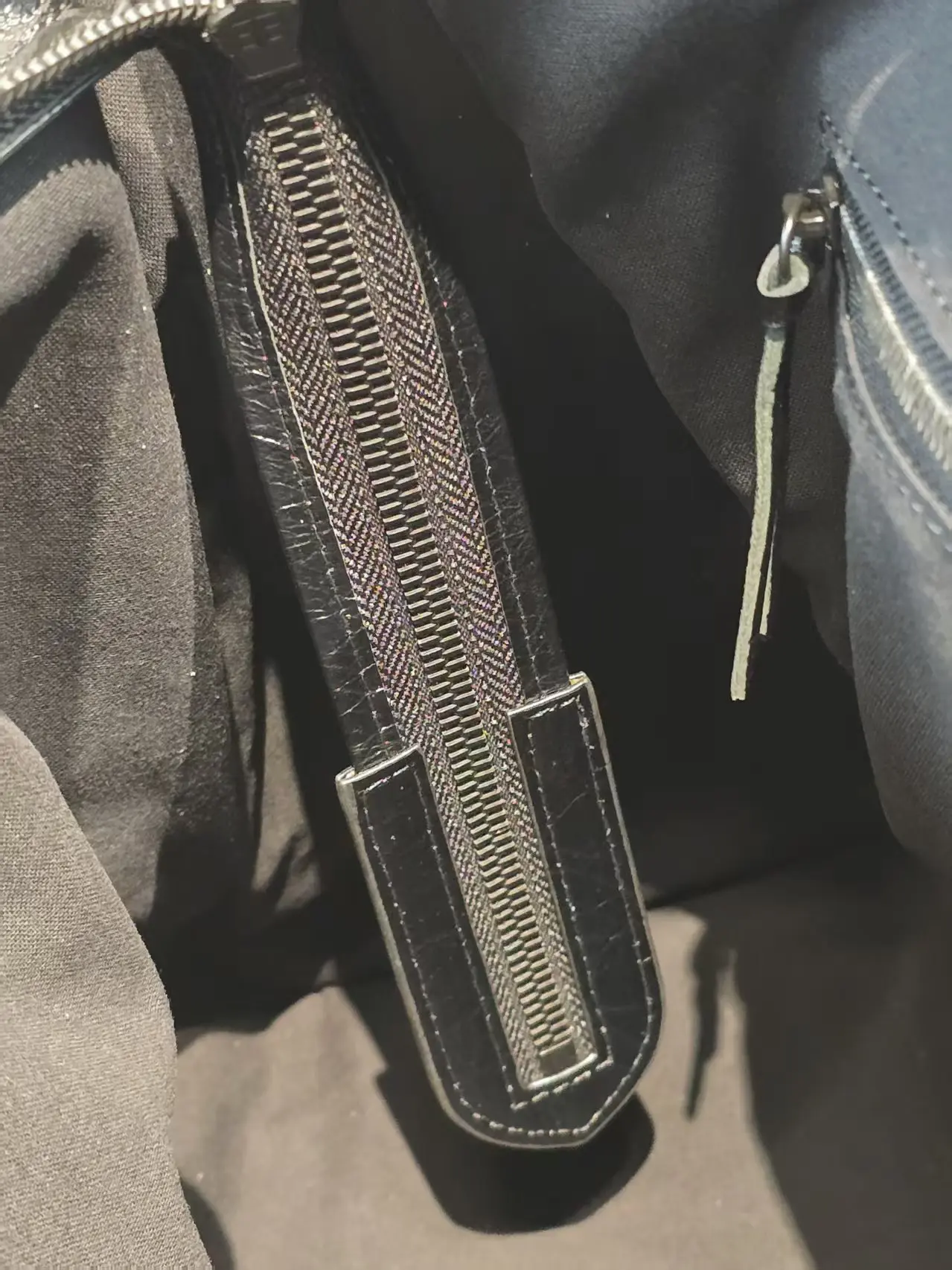 발렌시아가 라지 스웨이드 모터사이클 가방 92404 검수사진 20