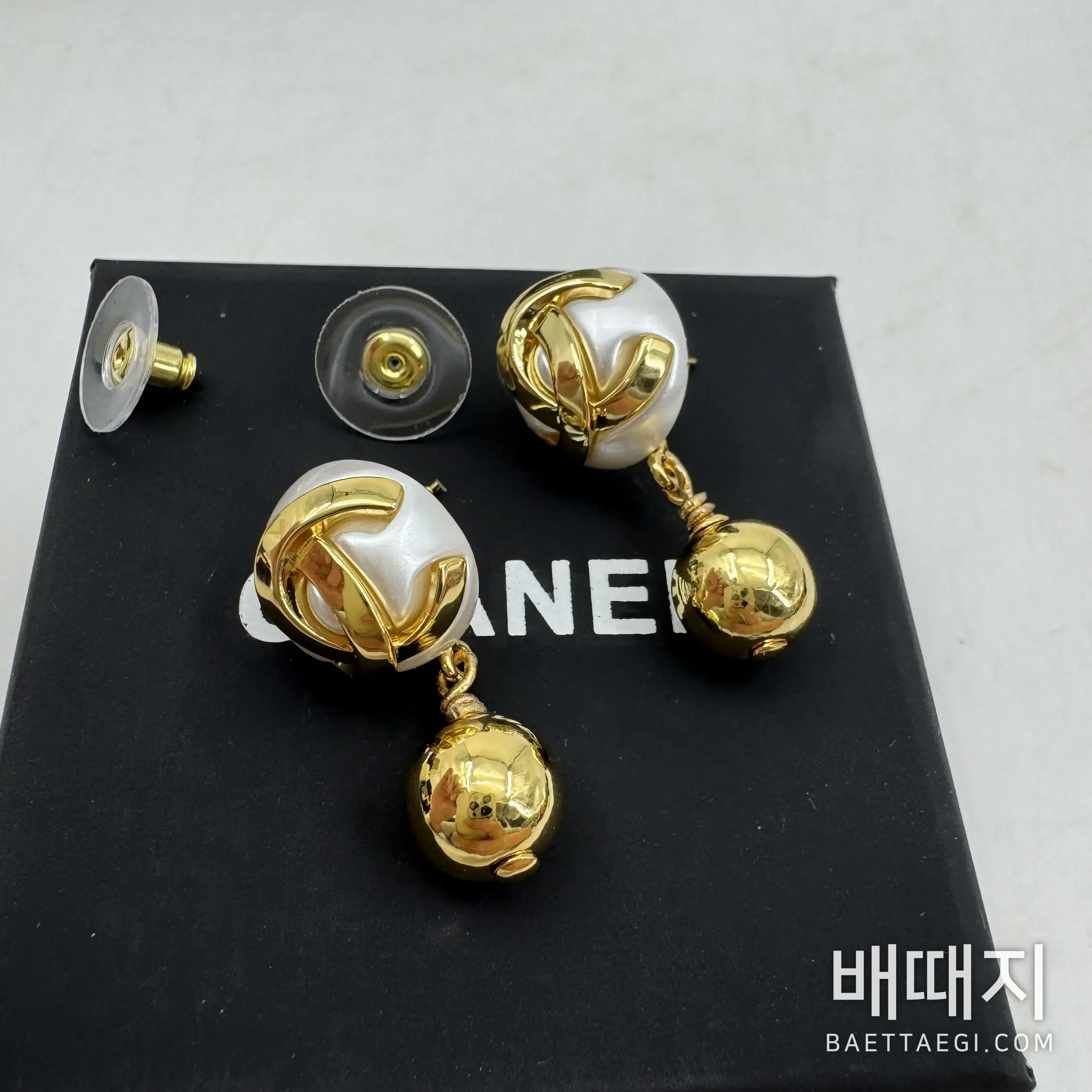 샤넬 3D 더블 C 진주 골드 볼 귀걸이 186948 검수사진 1