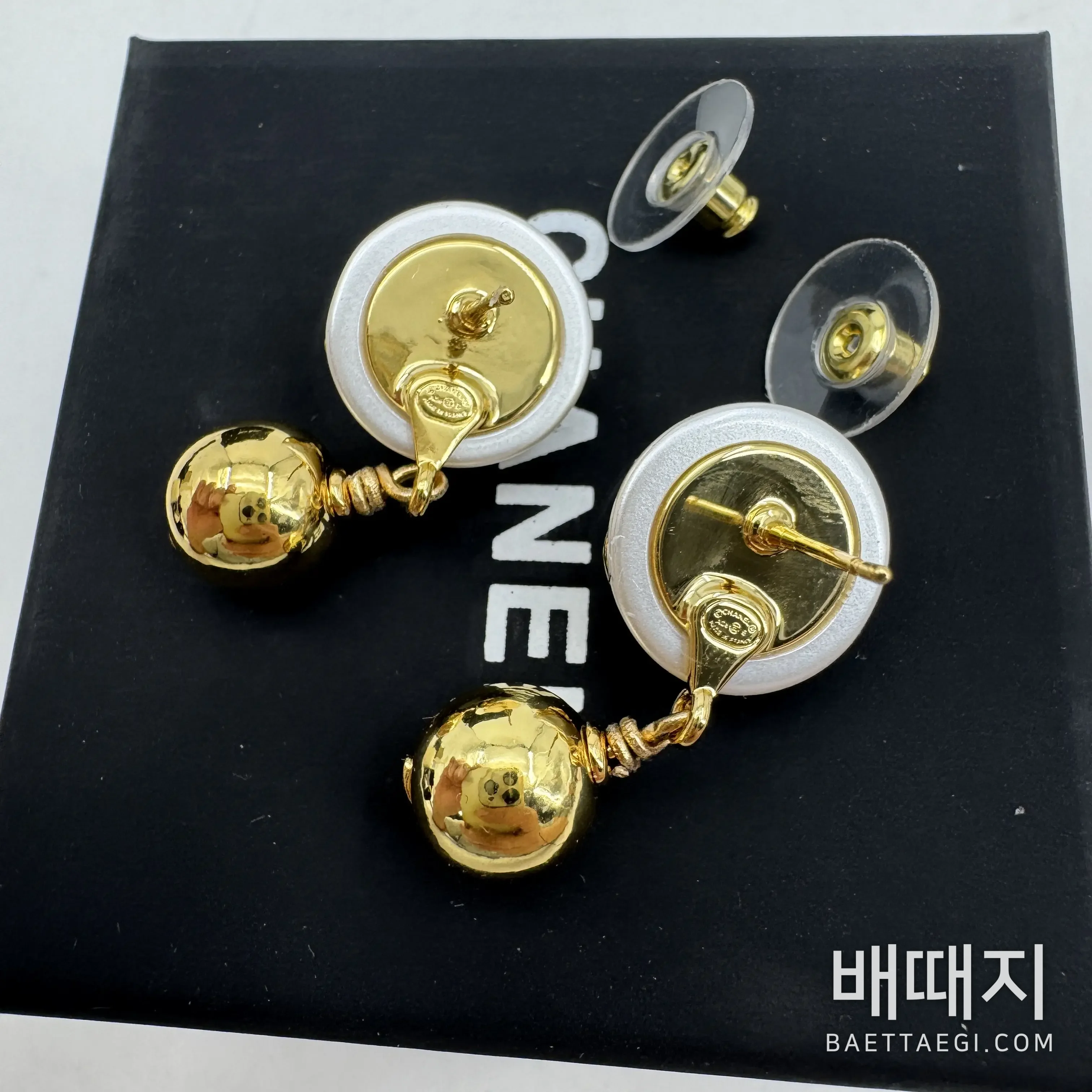 샤넬 3D 더블 C 진주 골드 볼 귀걸이 186948 검수사진 7