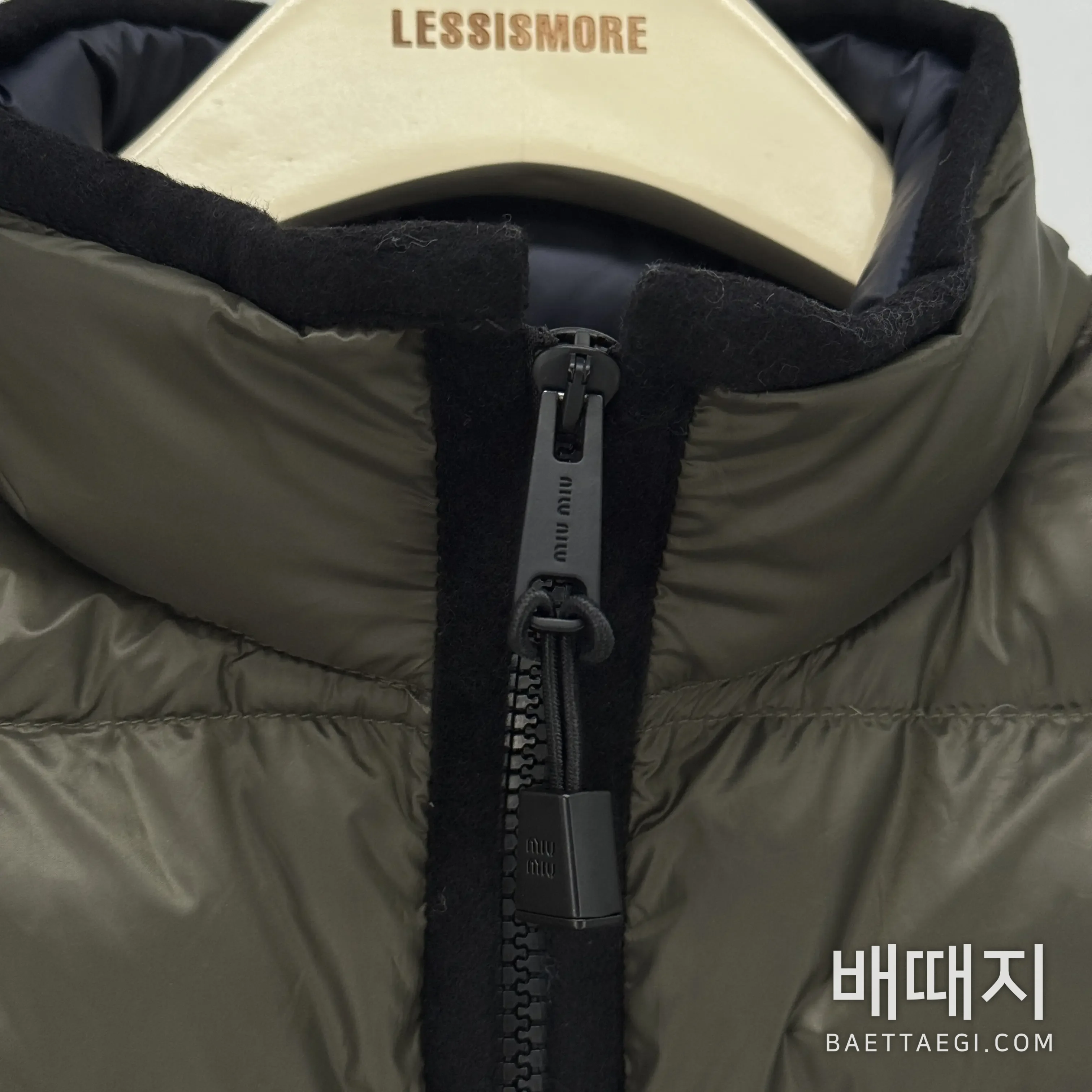 미우미우 로고 레터 다운 조끼 179702 검수사진 5