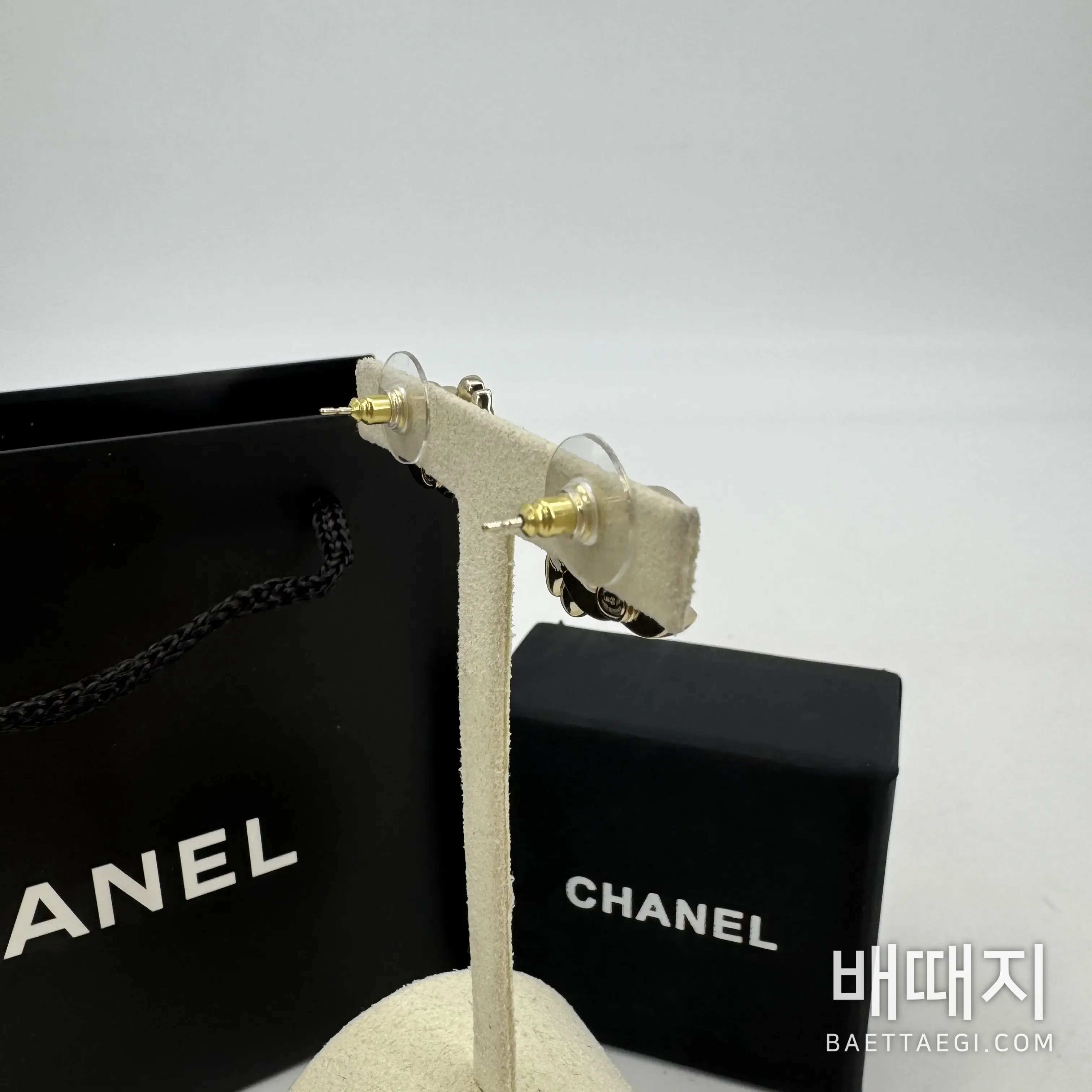 샤넬 더블 C 스와로브스키 크리스탈 카멜리아 귀걸이 검수사진 2