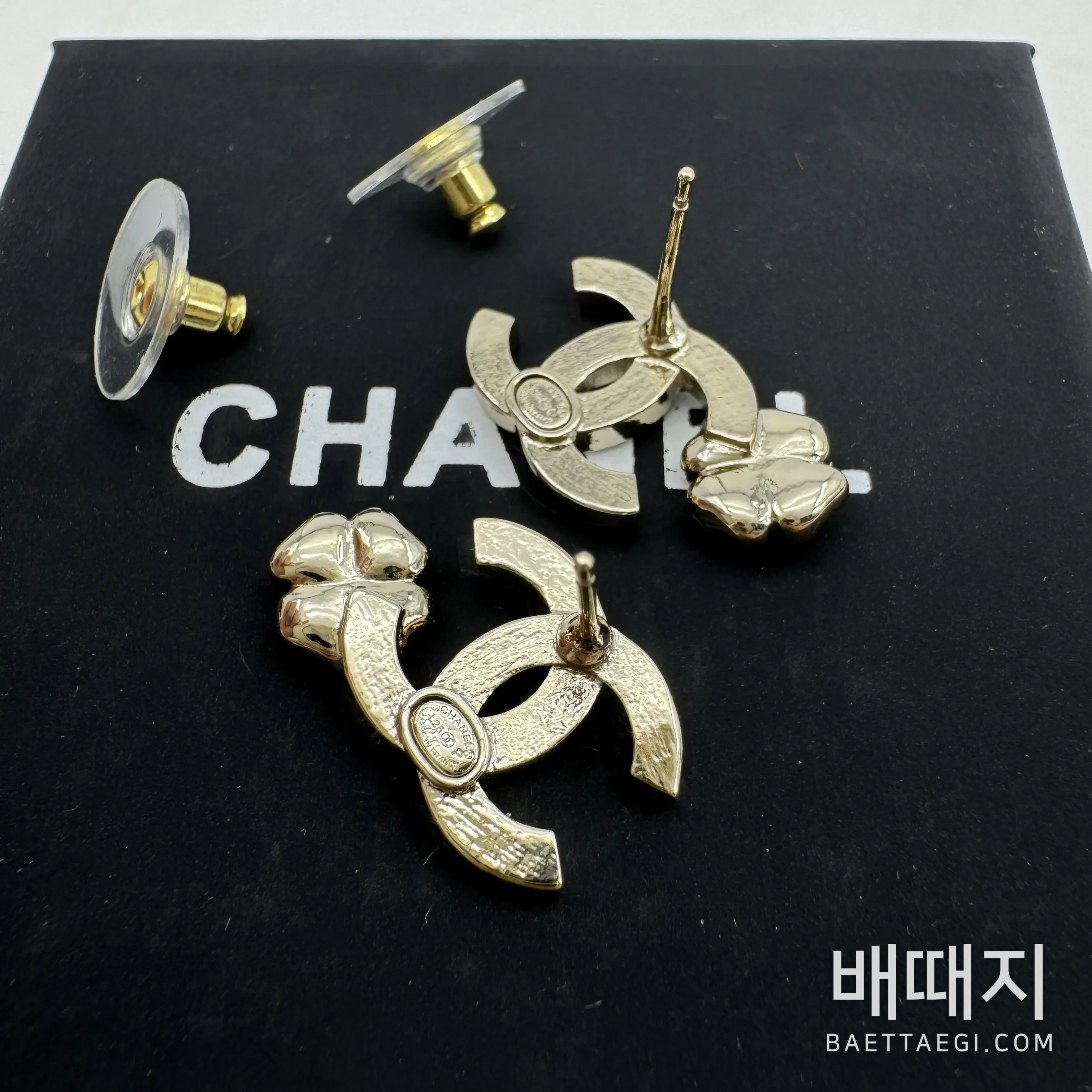 샤넬 더블 C 스와로브스키 크리스탈 카멜리아 귀걸이 검수사진 3